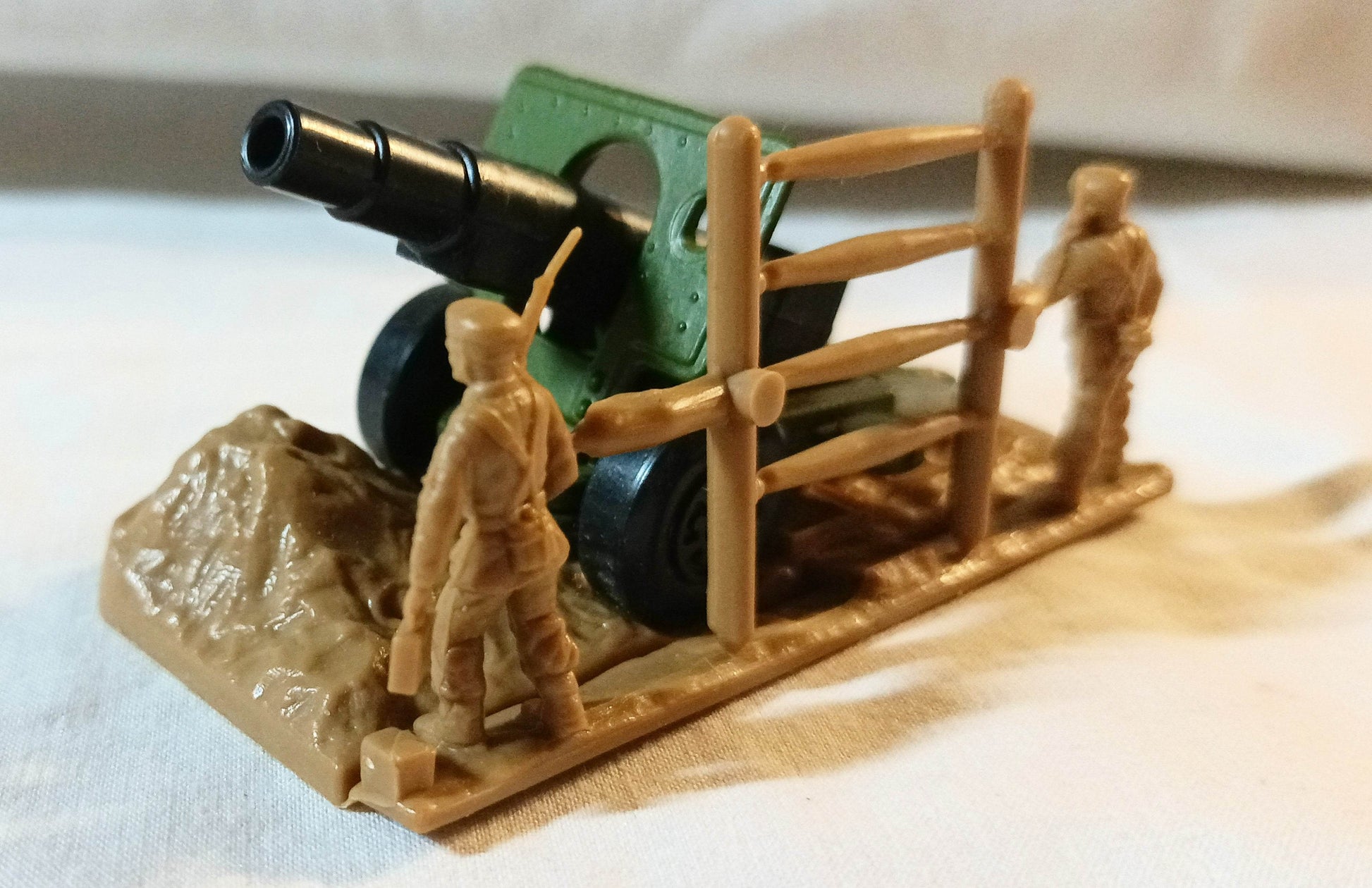 Lesney Matchbox 32 Field Gun w/Soldiers Diorama England 1978 - TulipStuff