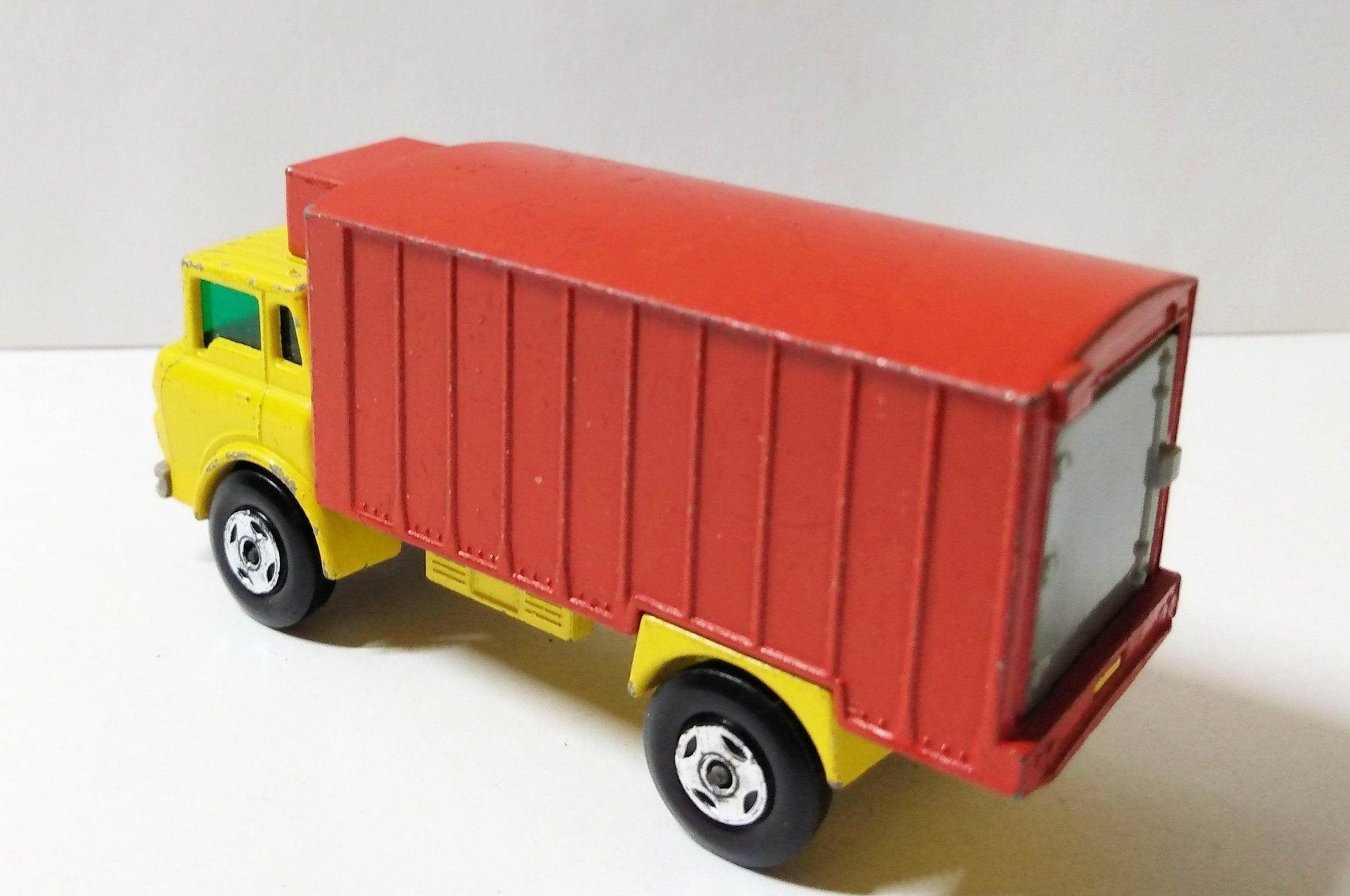 Lesney Matchbox 44 GMC Refrigerator Truck Superfast England 1970 - TulipStuff