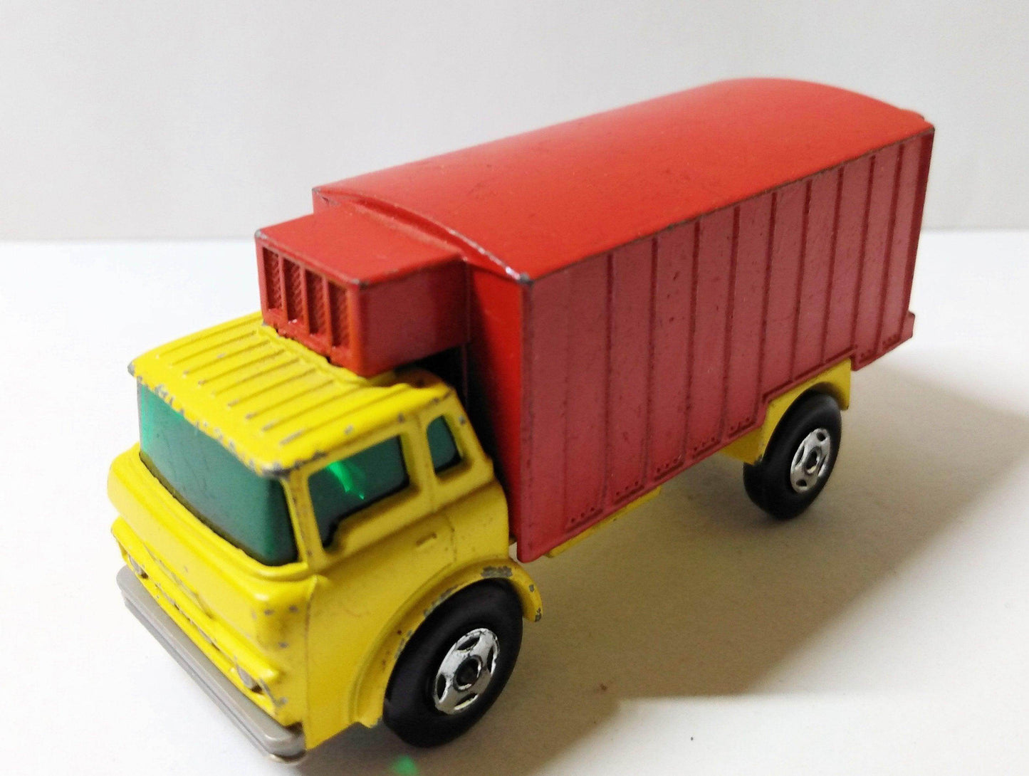 Lesney Matchbox 44 GMC Refrigerator Truck Superfast England 1970 - TulipStuff