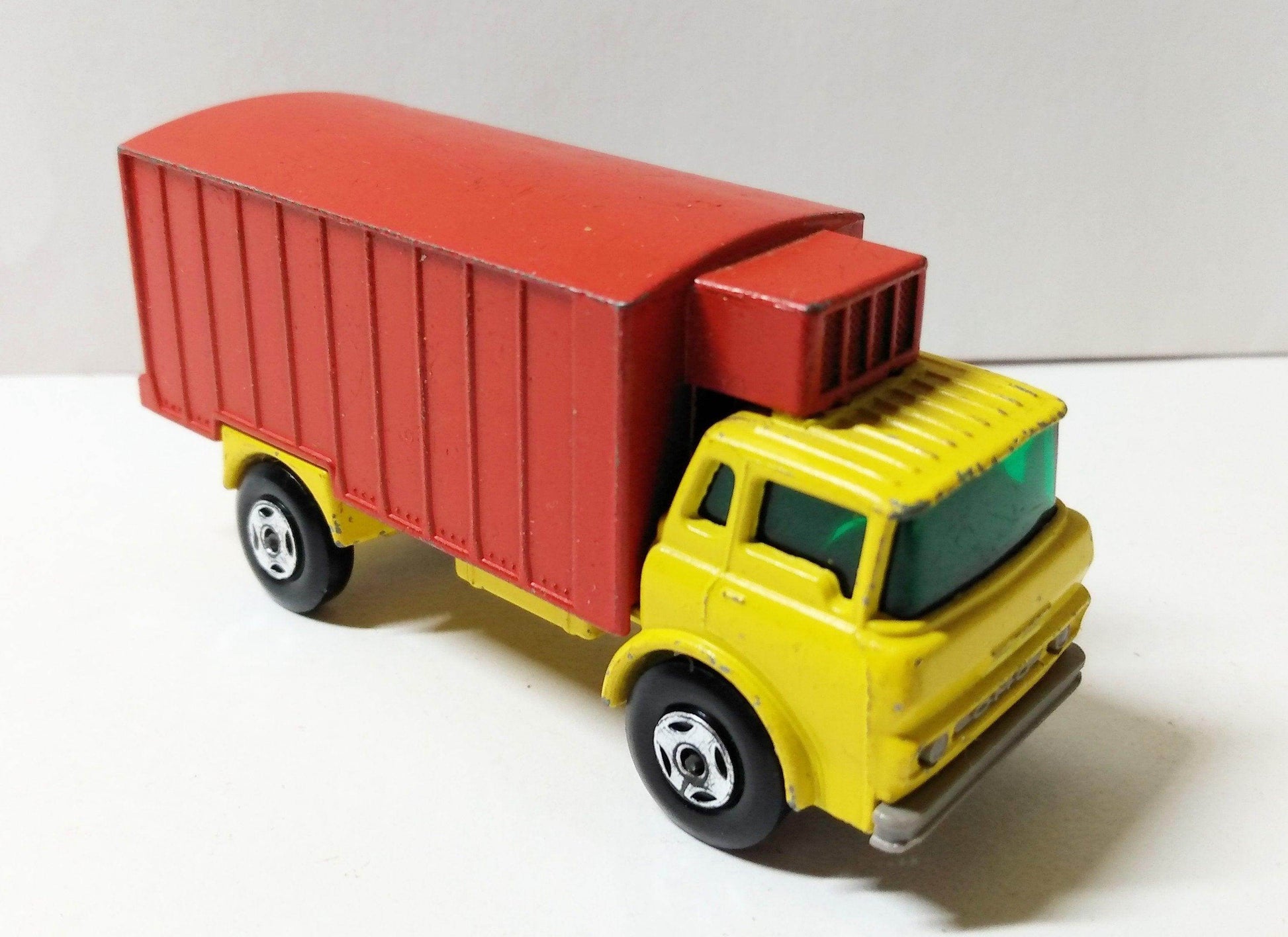 Lesney Matchbox 44 GMC Refrigerator Truck Superfast England 1970 - TulipStuff