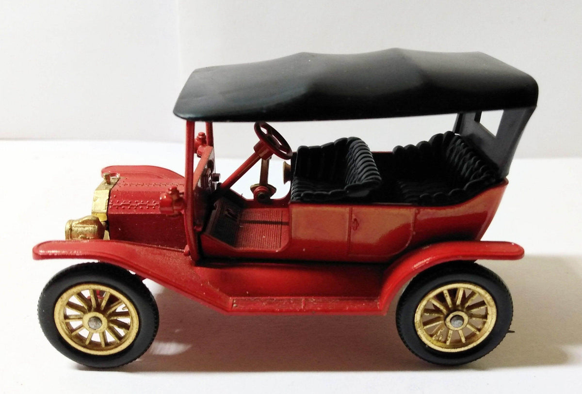 Lesney Matchbox Models of Yesteryear Y1-2 1911 Ford Model T Car with original time-period advert from a French comic magazine. This is a later advert (1965) then in my recent postings as Lesney Matchbox Models of Yesteryear Y1-2 1911 Ford Model T Car with original time-period advert from a French comic magazine. This is a later advert (1965) then in my recent postings as