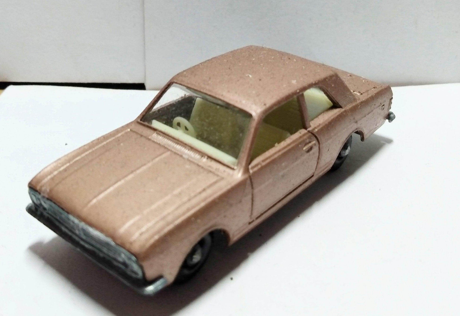 Lesney Matchbox 25 Ford Cortina Mk.II Sedan Diecast Toy England 1968 - TulipStuff