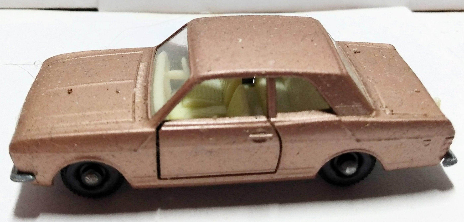 Lesney Matchbox 25 Ford Cortina Mk.II Sedan Diecast Toy England 1968 - TulipStuff