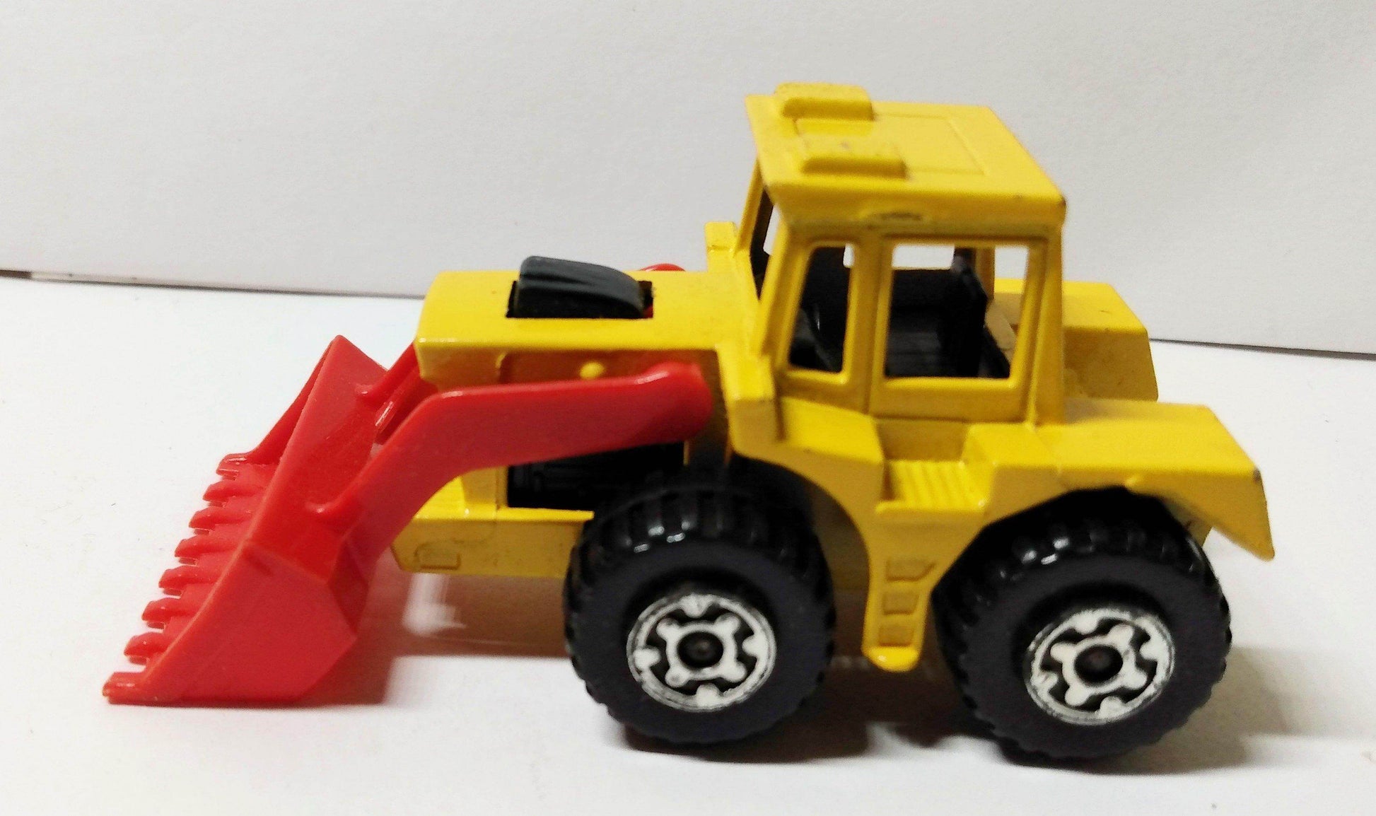 Lesney Matchbox no. 29 Tractor Shovel Superfast Made in England 1976 - TulipStuff
