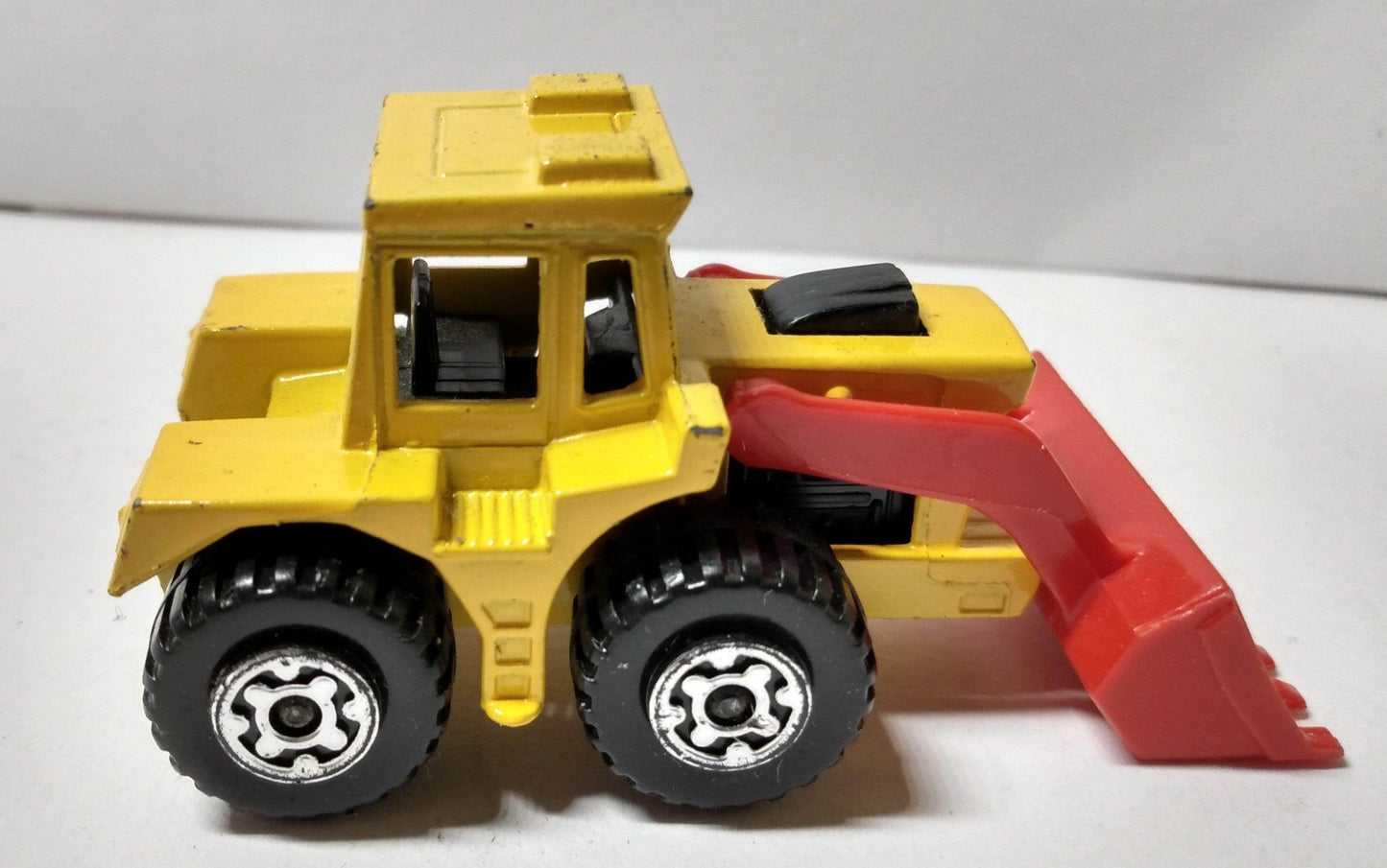 Lesney Matchbox no. 29 Tractor Shovel Superfast Made in England 1976 - TulipStuff