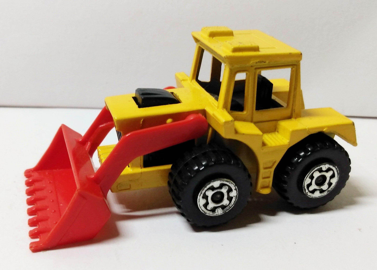 Lesney Matchbox no. 29 Tractor Shovel Superfast Made in England 1976 - TulipStuff