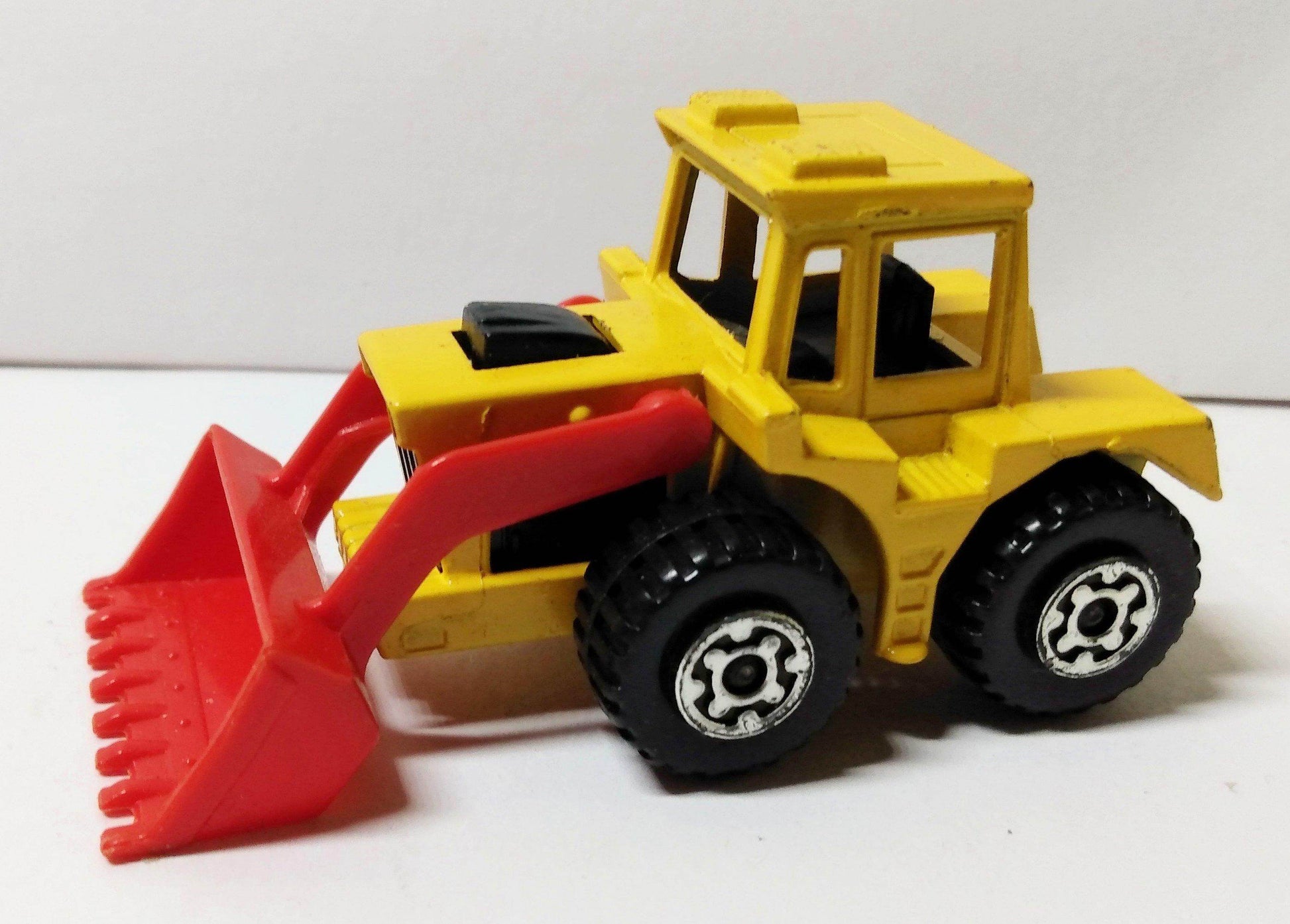 Lesney Matchbox no. 29 Tractor Shovel Superfast Made in England 1976 - TulipStuff