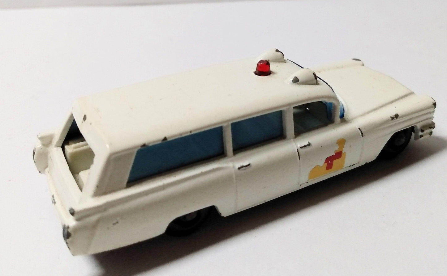 Lesney Matchbox 54 S&S Cadillac Ambulance 1965 England - TulipStuff
