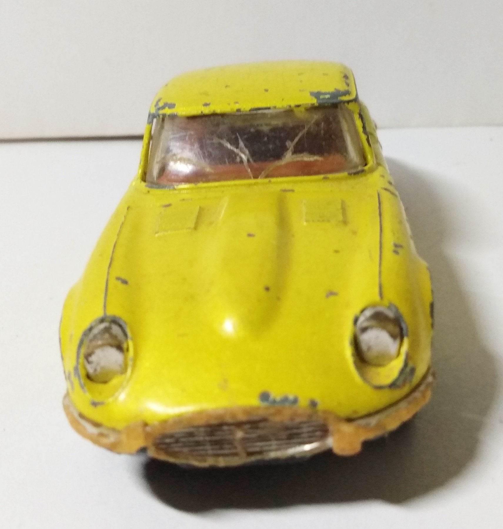 Corgi Toys 374 Jaguar E-Type 2+2 V12 Whizzwheels 1973 - TulipStuff