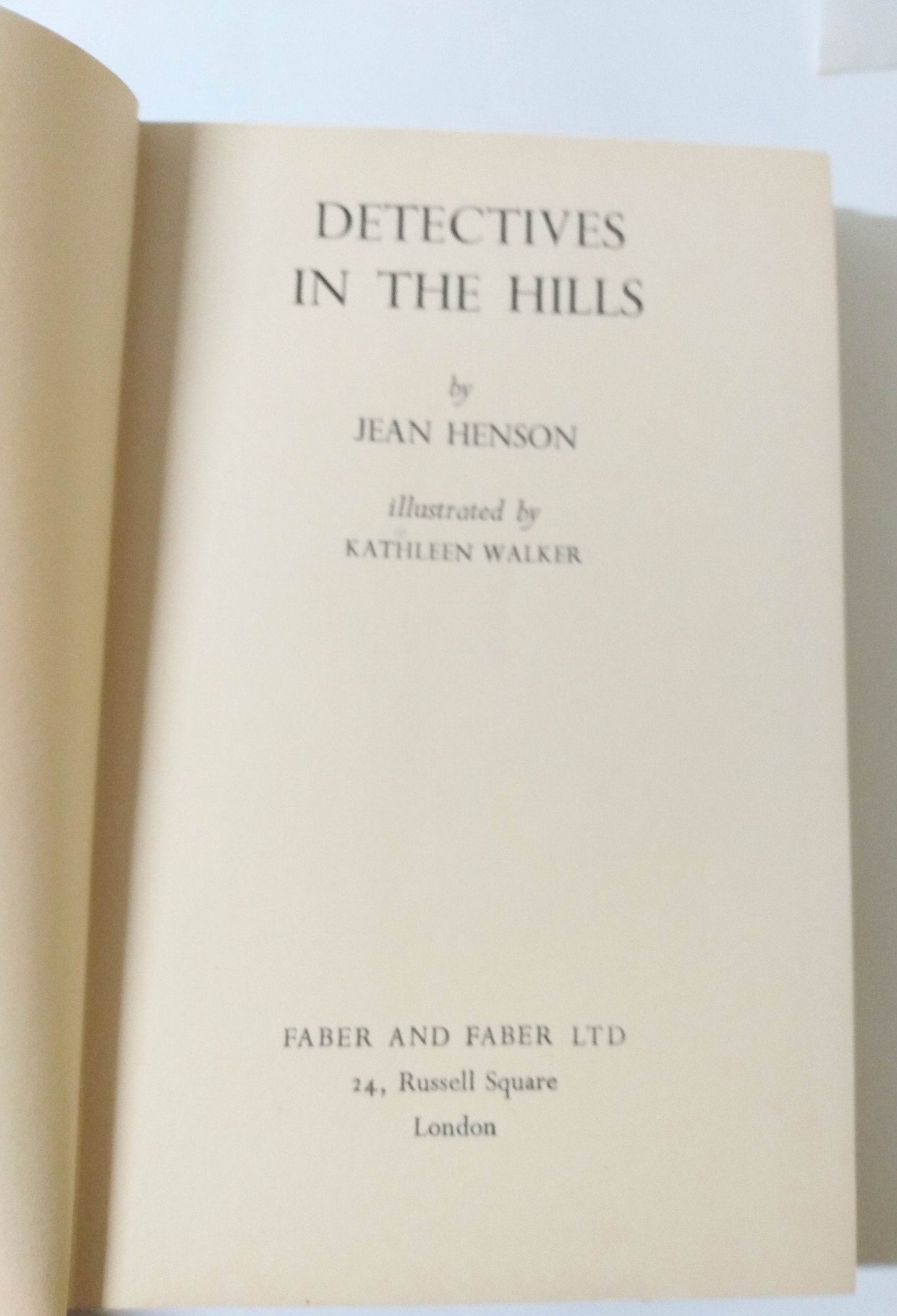 Detectives In The Hills Jean Henson Hardcover Faber & Faber 1949 - TulipStuff