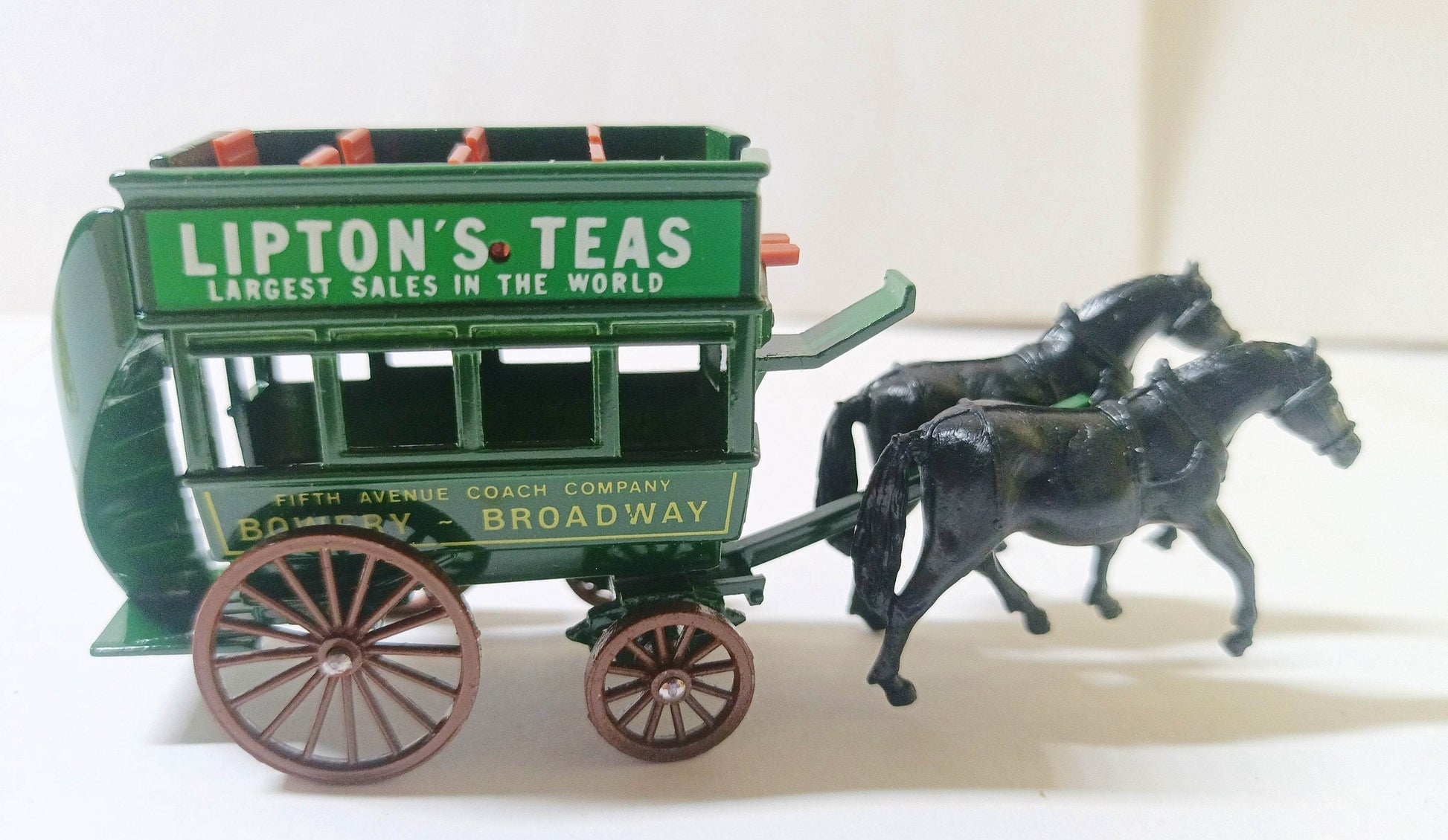 Lledo DG4 Lipton Teas Horse-Drawn Omnibus Bowery to Broadway Green - TulipStuff