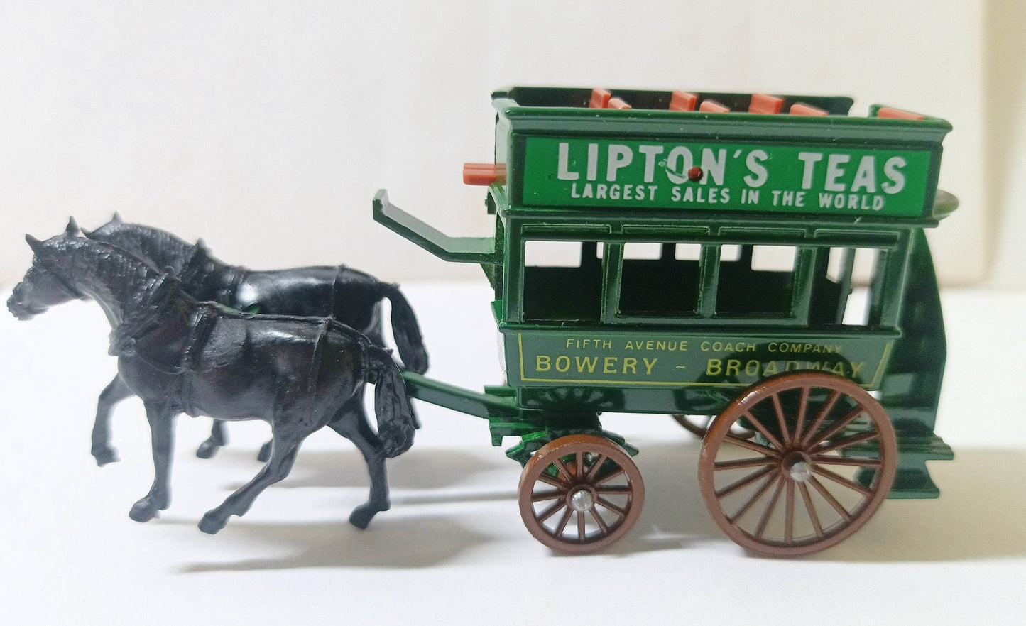 Lledo DG4 Lipton Teas Horse-Drawn Omnibus Bowery to Broadway Green - TulipStuff