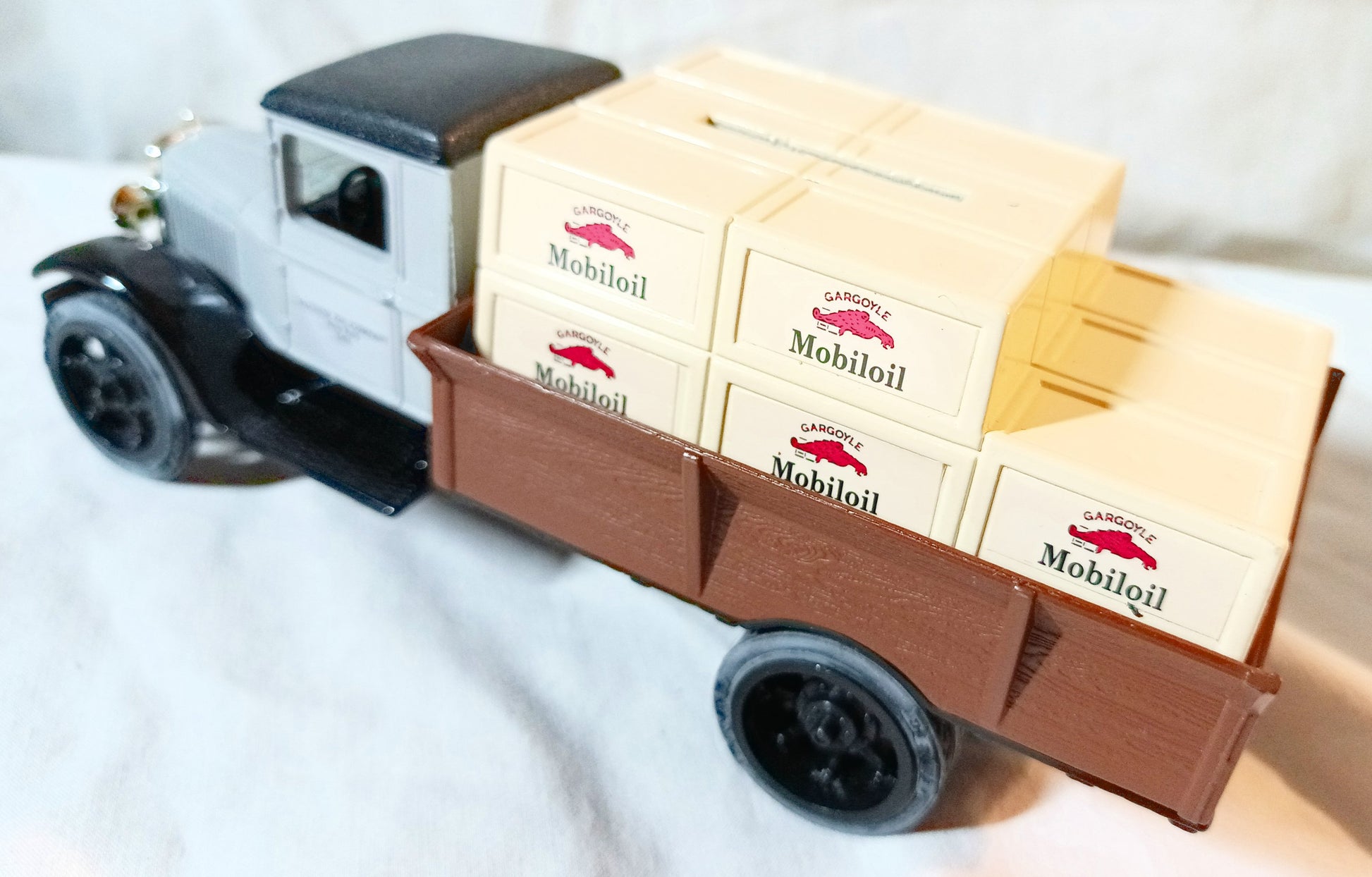 Ertl 9718 Mobiloil Gargoyle 1931 Hawkeye Crate Bank w/Key 1:34 1991 USA - TulipStuff