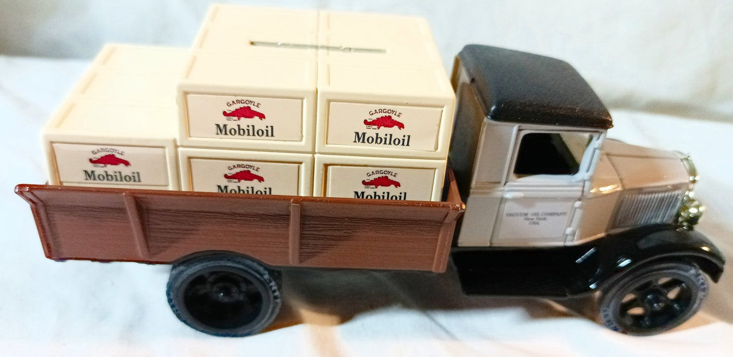 Ertl 9718 Mobiloil Gargoyle 1931 Hawkeye Crate Bank w/Key 1:34 1991 USA - TulipStuff