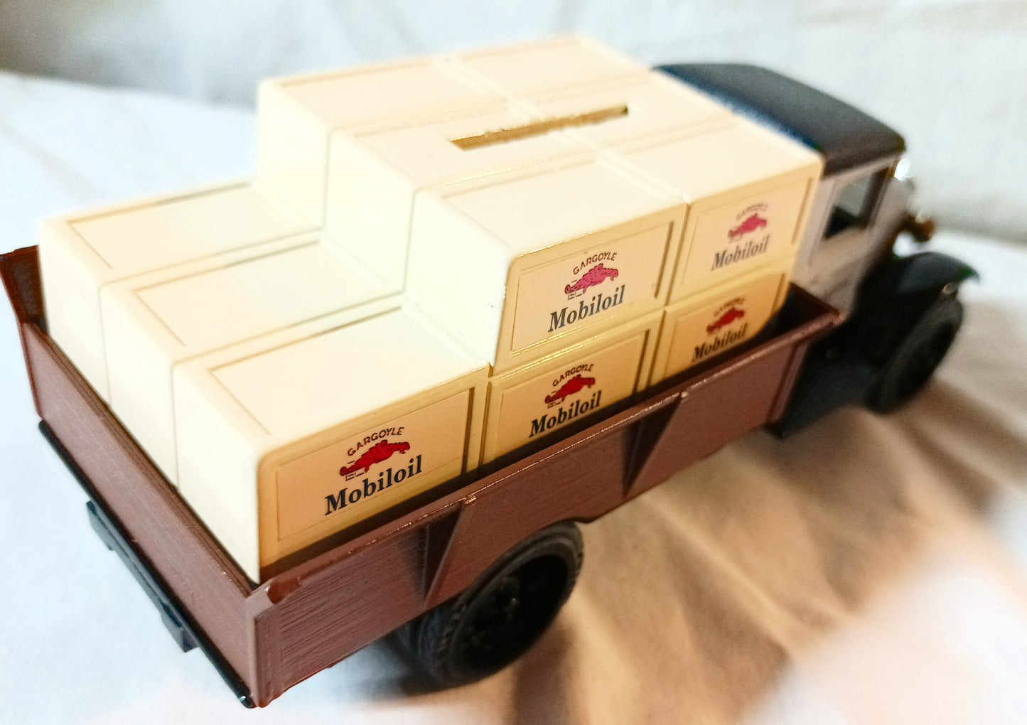 Ertl 9718 Mobiloil Gargoyle 1931 Hawkeye Crate Bank w/Key 1:34 1991 USA - TulipStuff