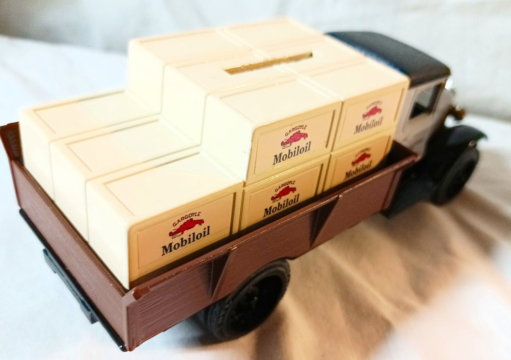 Ertl 9718 Mobiloil Gargoyle 1931 Hawkeye Crate Bank w/Key 1:34 1991 USA - TulipStuff