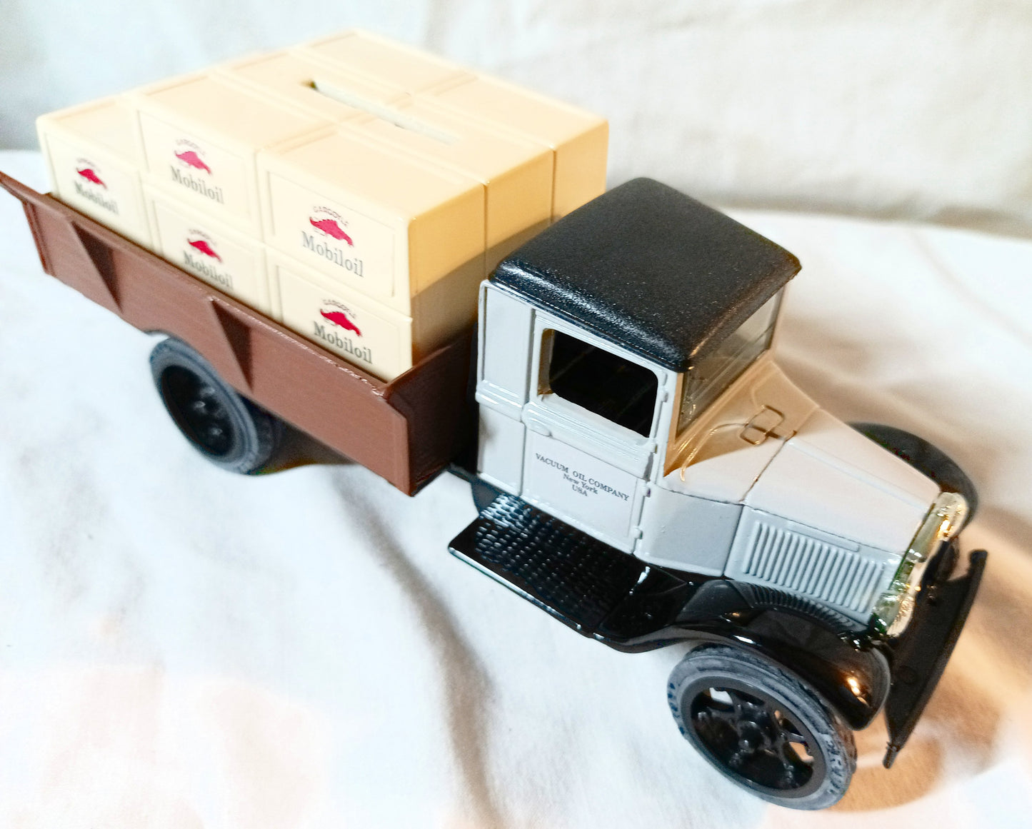 Ertl 9718 Mobiloil Gargoyle 1931 Hawkeye Crate Bank w/Key 1:34 1991 USA - TulipStuff