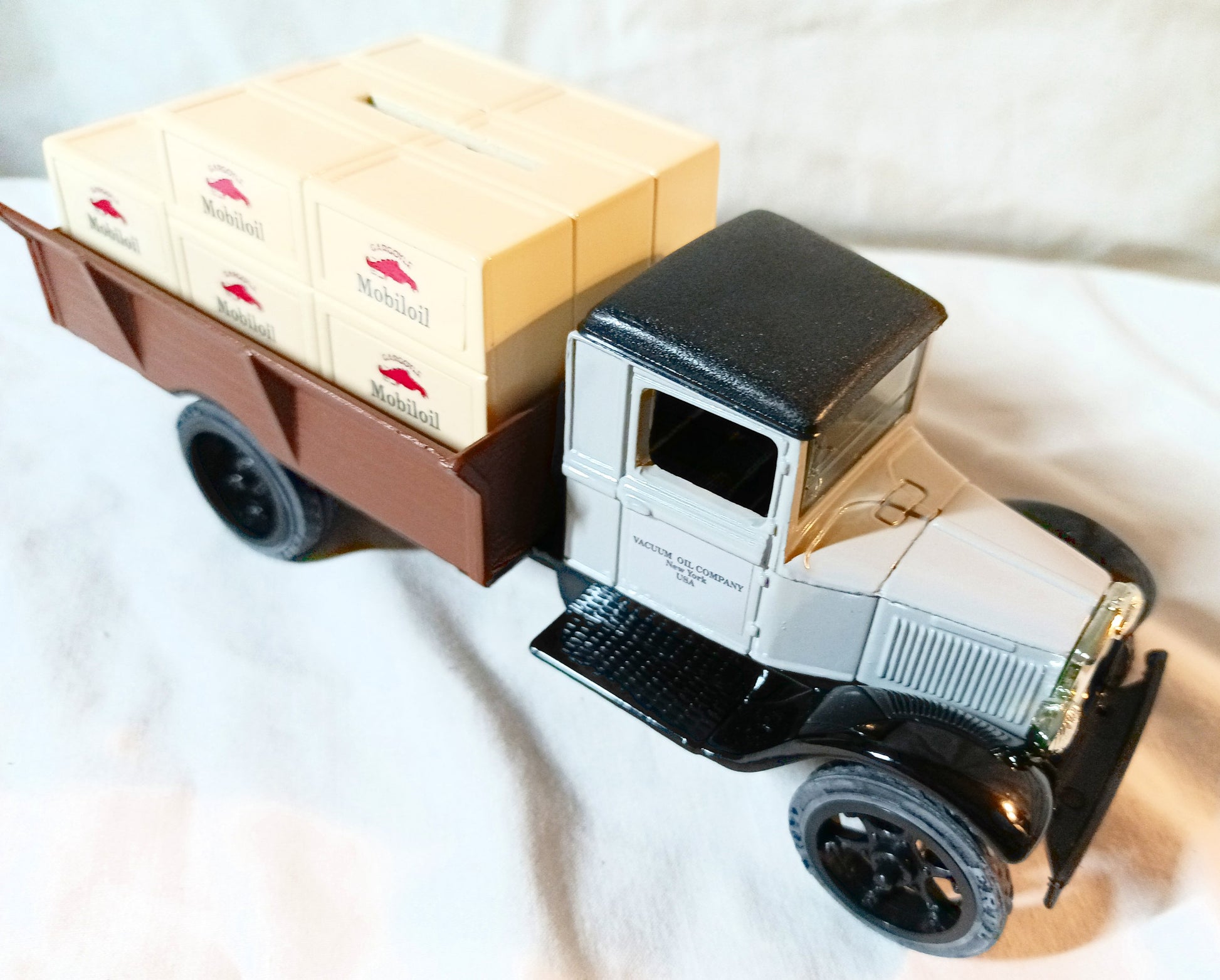 Ertl 9718 Mobiloil Gargoyle 1931 Hawkeye Crate Bank w/Key 1:34 1991 USA - TulipStuff