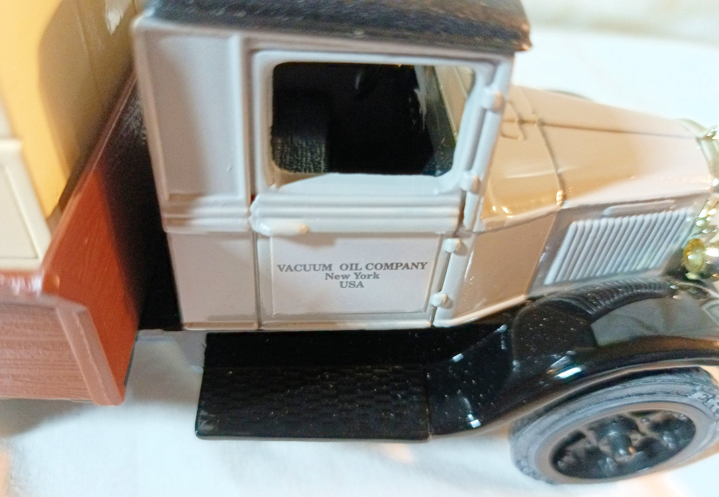 Ertl 9718 Mobiloil Gargoyle 1931 Hawkeye Crate Bank w/Key 1:34 1991 USA - TulipStuff
