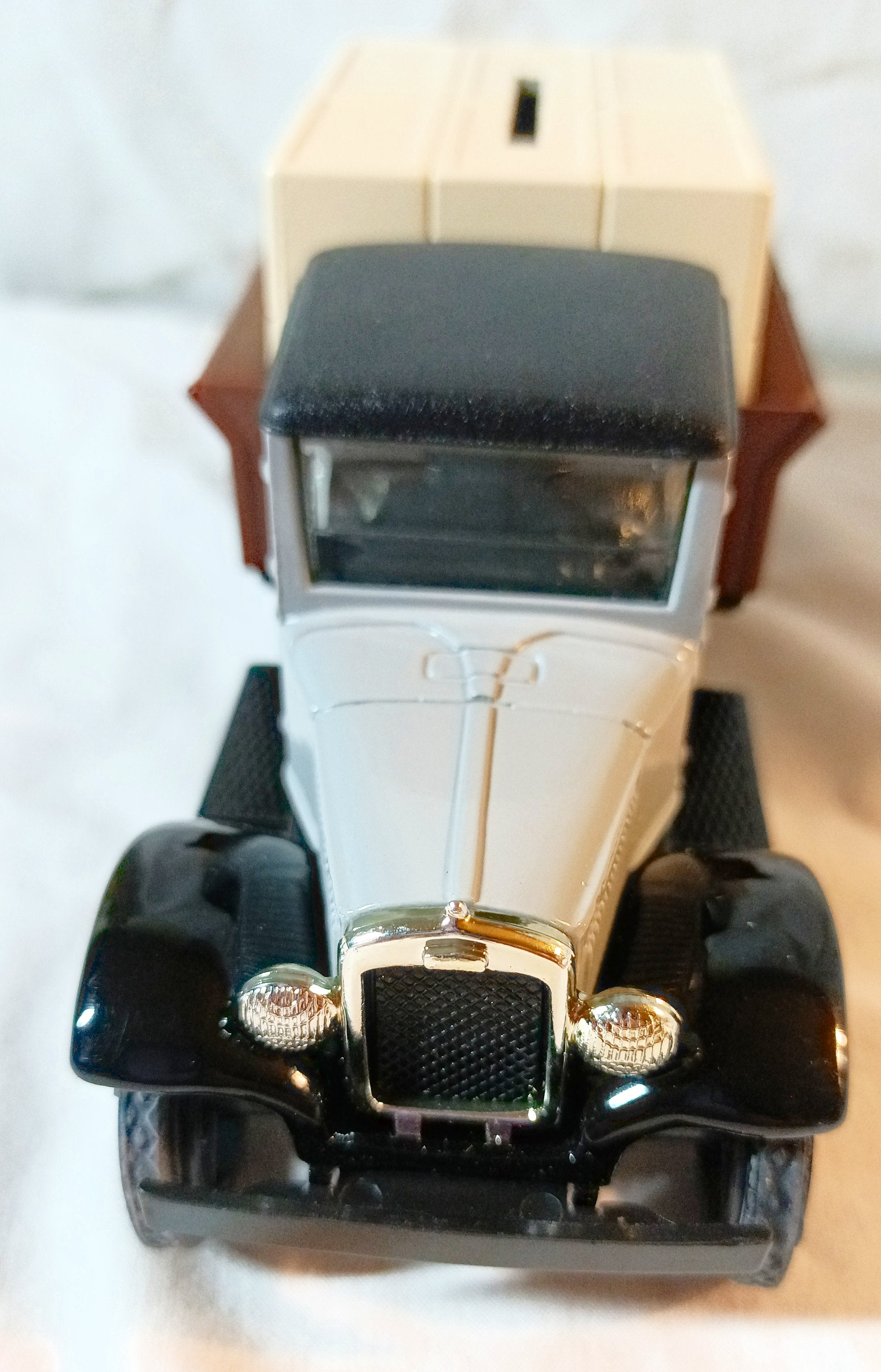 Ertl 9718 Mobiloil Gargoyle 1931 Hawkeye Crate Bank w/Key 1:34 1991 USA - TulipStuff