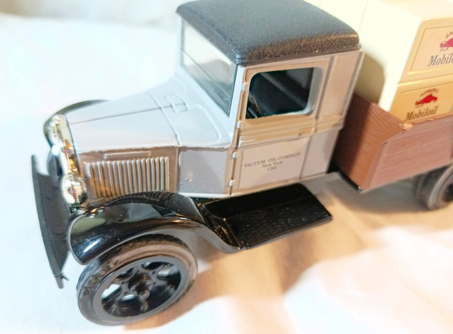 Ertl 9718 Mobiloil Gargoyle 1931 Hawkeye Crate Bank w/Key 1:34 1991 USA - TulipStuff