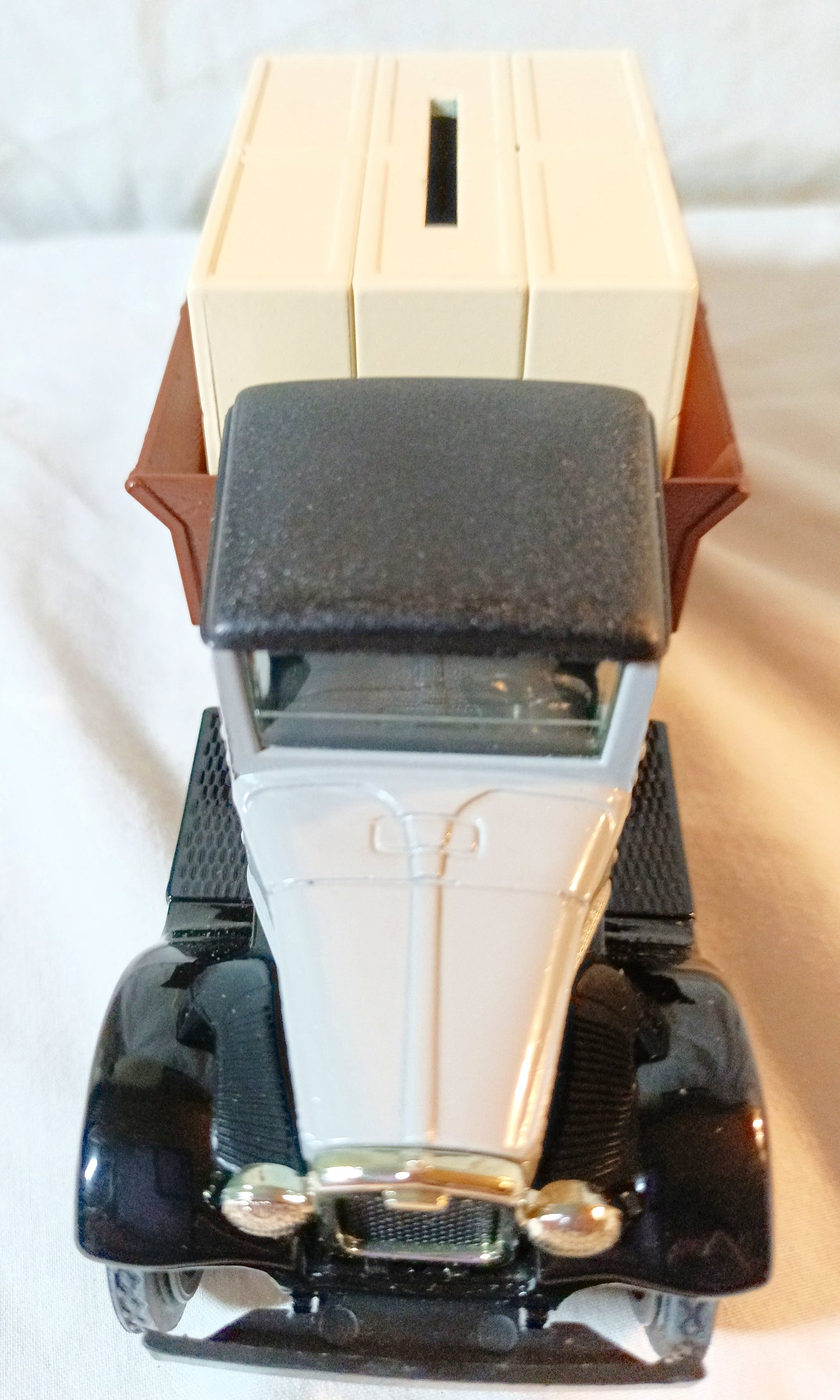 Ertl 9718 Mobiloil Gargoyle 1931 Hawkeye Crate Bank w/Key 1:34 1991 USA - TulipStuff