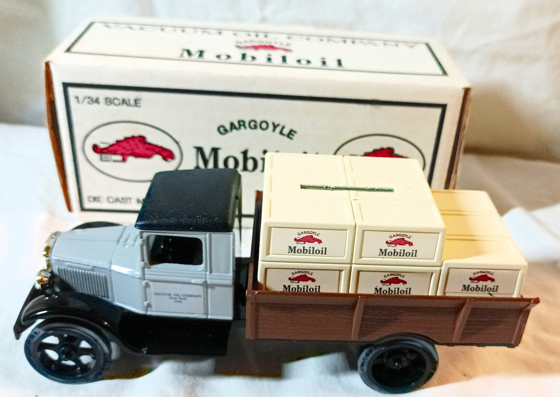 Ertl 9718 Mobiloil Gargoyle 1931 Hawkeye Crate Bank w/Key 1:34 1991 USA - TulipStuff