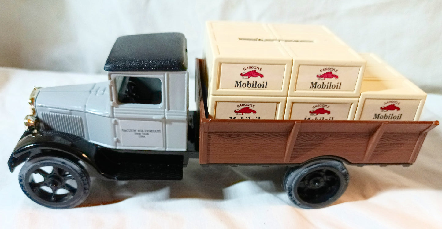 Ertl 9718 Mobiloil Gargoyle 1931 Hawkeye Crate Bank w/Key 1:34 1991 USA - TulipStuff