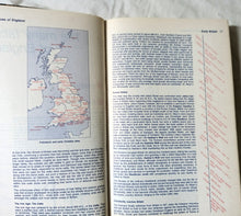 Load image into Gallery viewer, The Hachette Guide To Great Britain Pantheon Books 1988 - TulipStuff
