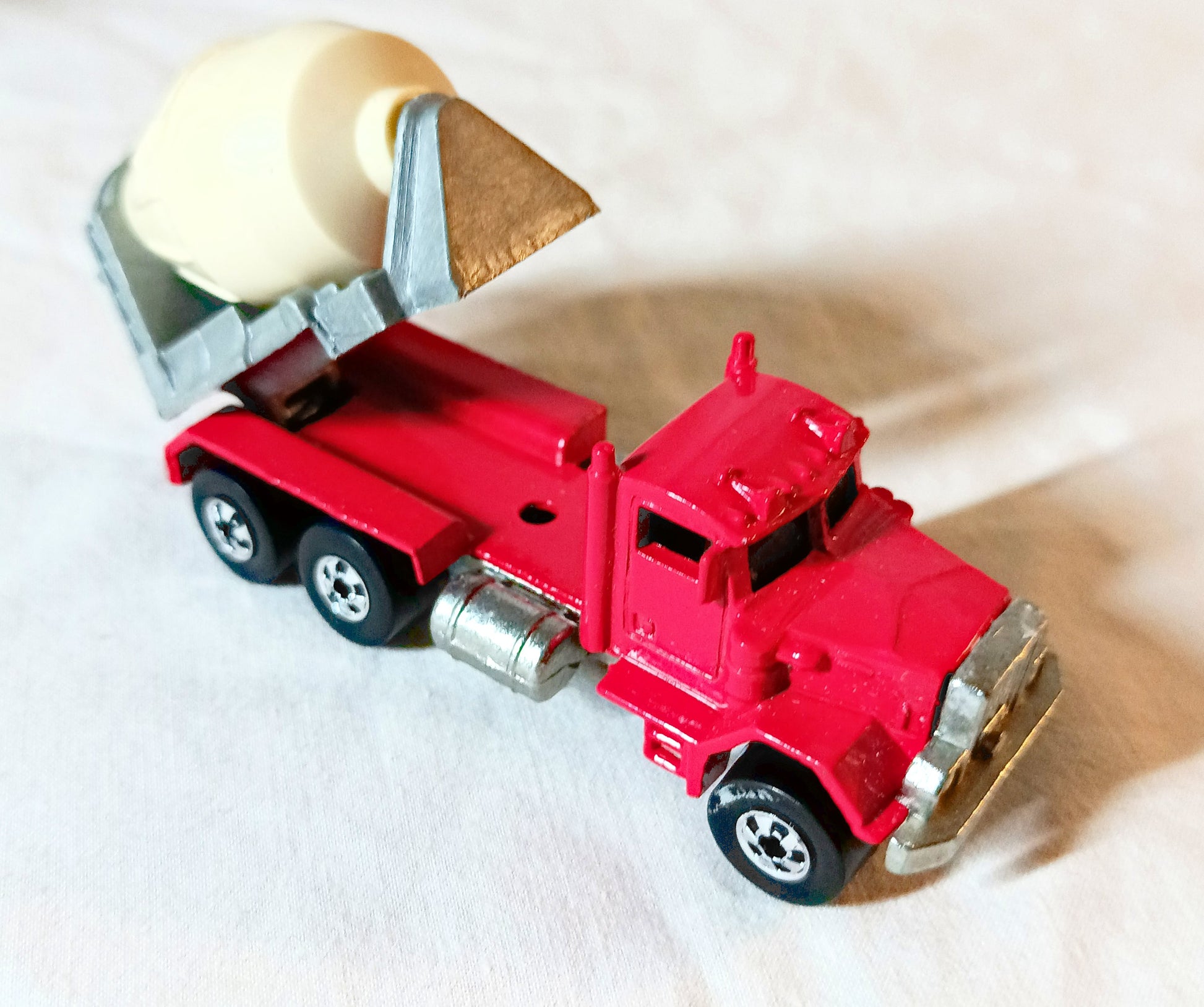 Hot Wheels Workhorses 1169 Peterbilt Cement Mixer Malaysia 1985 - TulipStuff