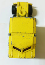 Load image into Gallery viewer, Hot Wheels 3924 Thunder Roller Semi tractor Truck Hong Kong 1983 - TulipStuff
