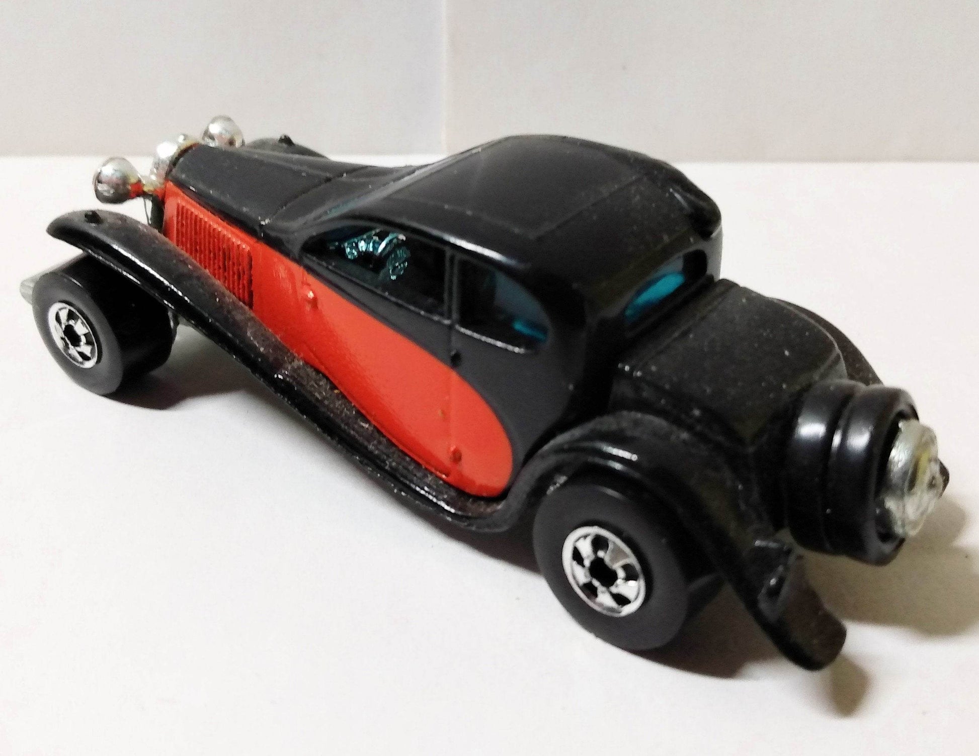 Hot Wheels #1696 '37 Bugatti Hong Kong 1981 black bw - TulipStuff