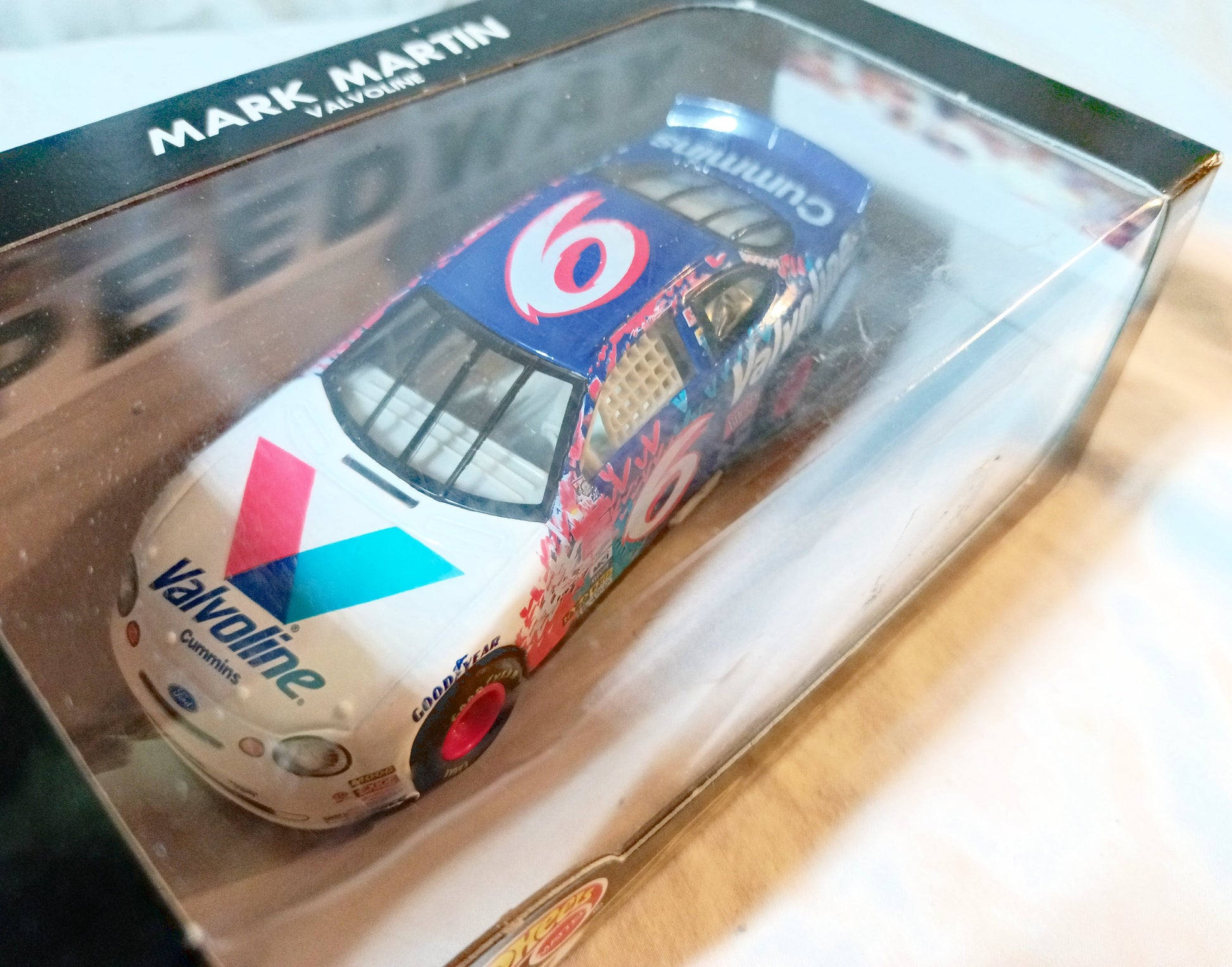 Hot Wheels Pro Racing 1998 Mark Martin #6 Valvoline Ford Taurus 1:43 - TulipStuff