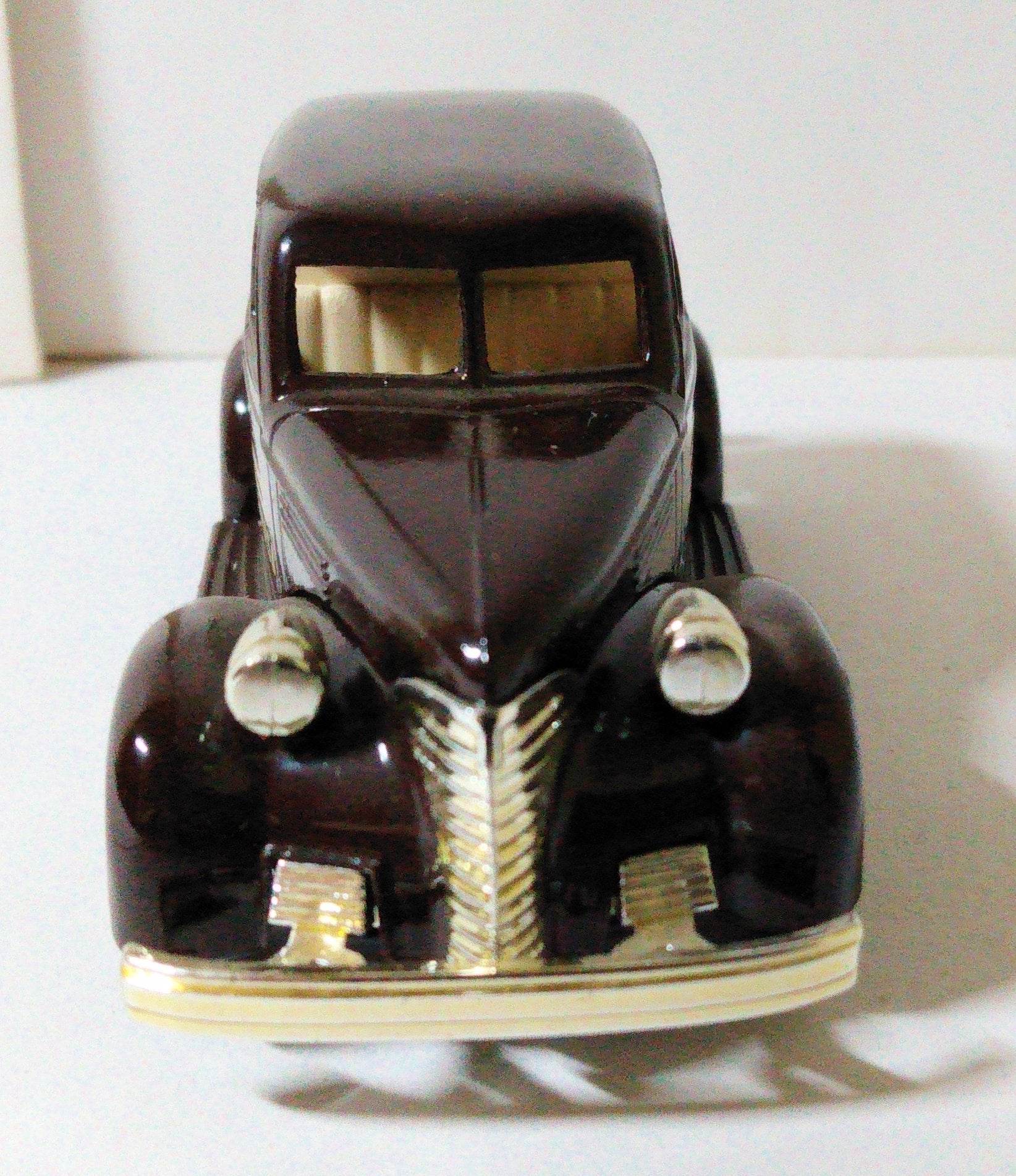 Lledo Days Gone DG30 1939 Chevrolet Panel Van Hershey's Kisses - TulipStuff