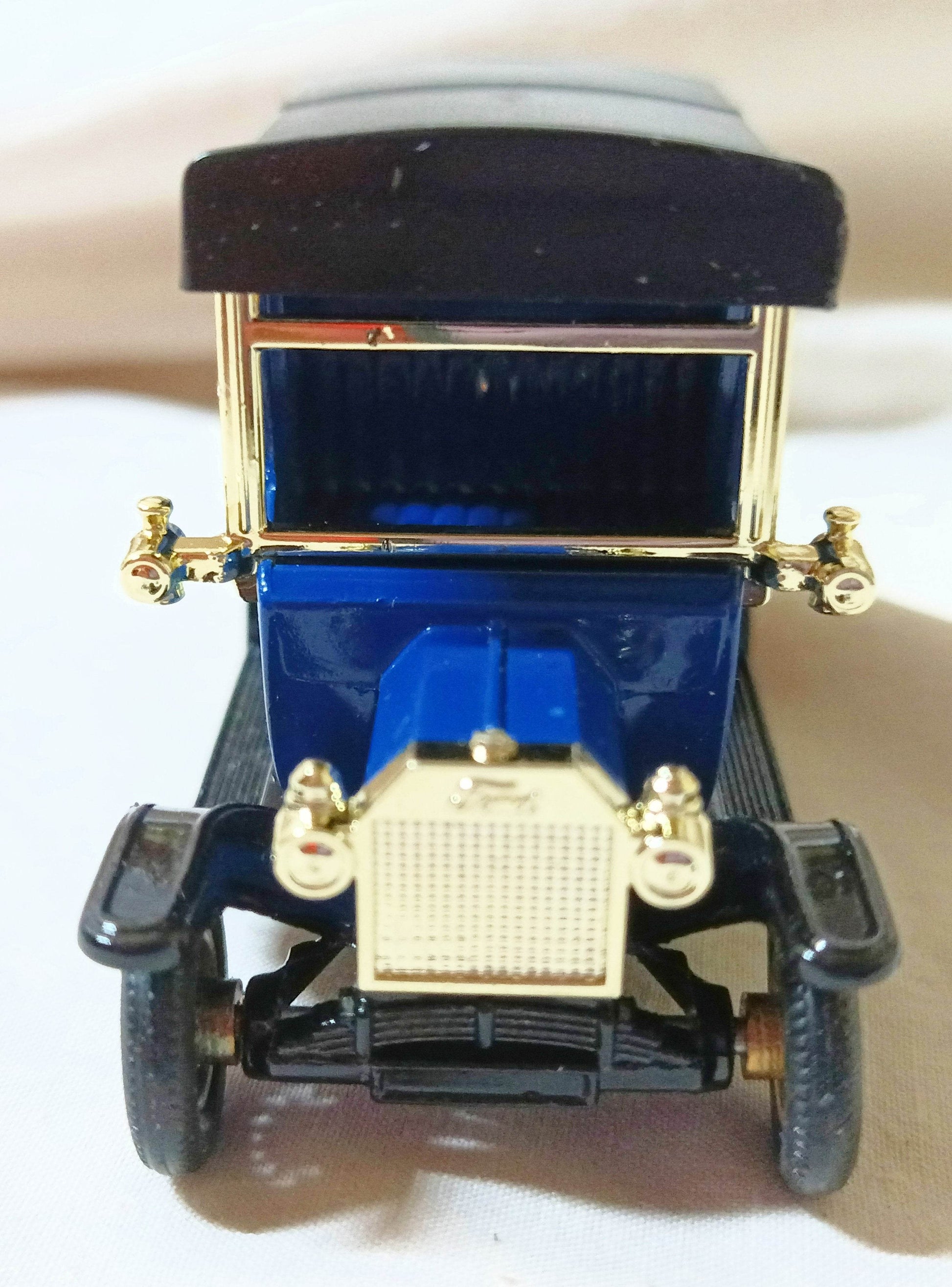 Lledo DG6-001 Yorkshire Post 1920 Ford Model T Van England - TulipStuff