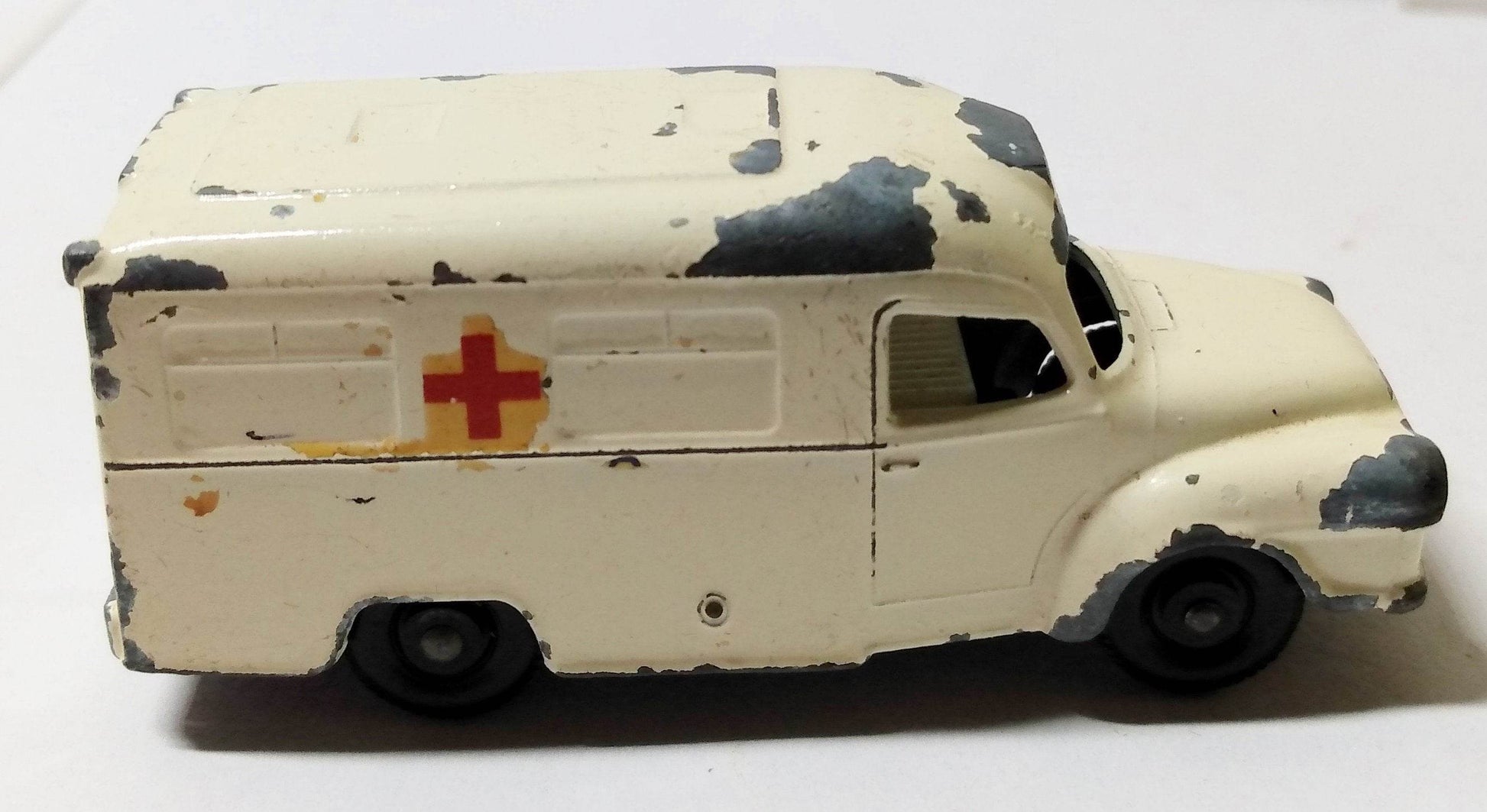Lesney Matchbox 14 Bedford Lomas Ambulance 1962 England - TulipStuff