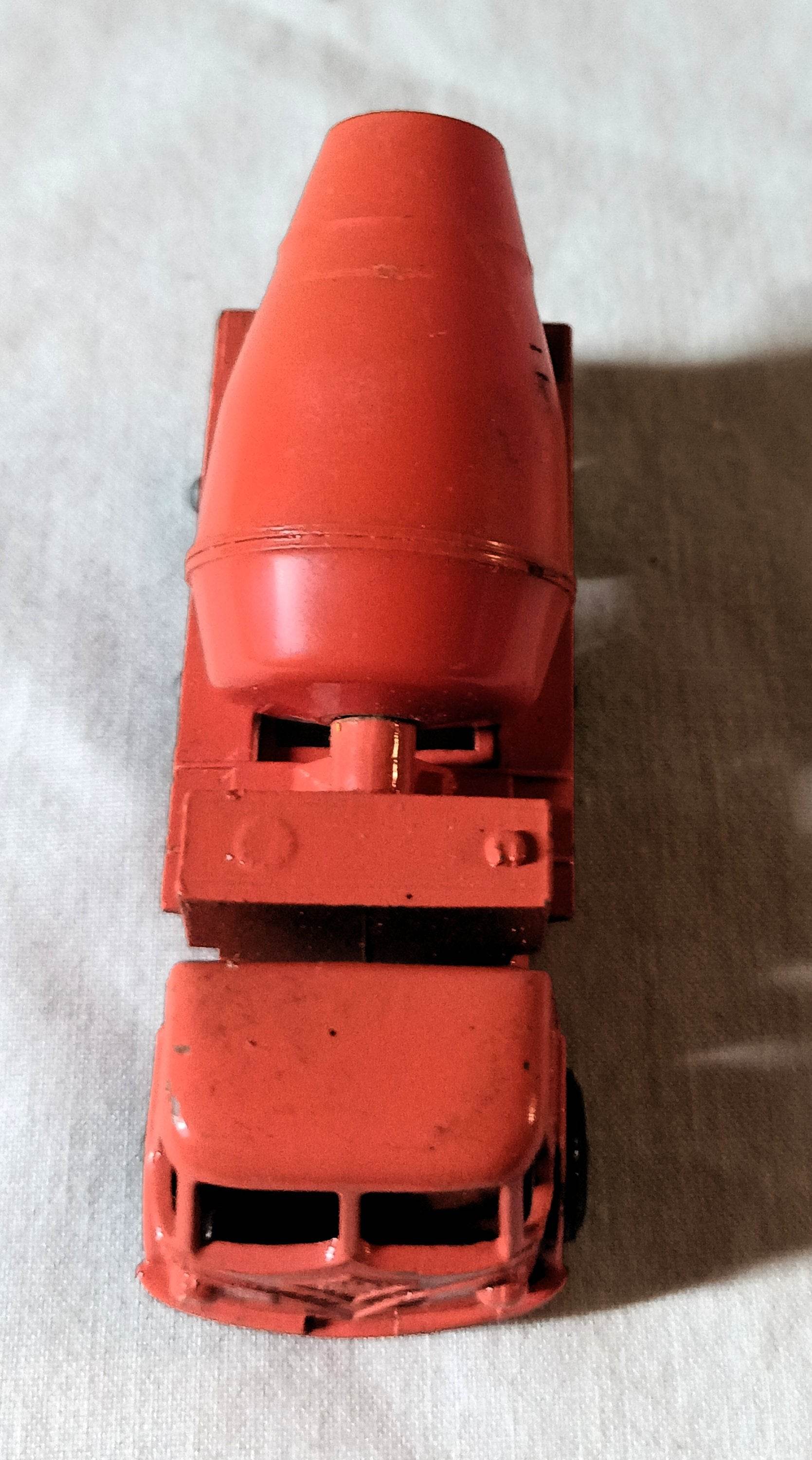 Lesney Matchbox 26 Foden Cement Mixer Truck 1964 England bw - TulipStuff