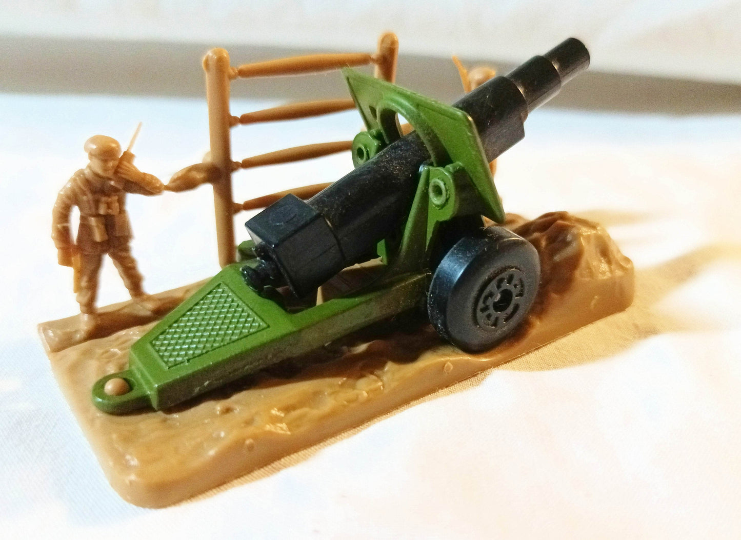 Lesney Matchbox 32 Field Gun w/Soldiers Diorama England 1978 - TulipStuff
