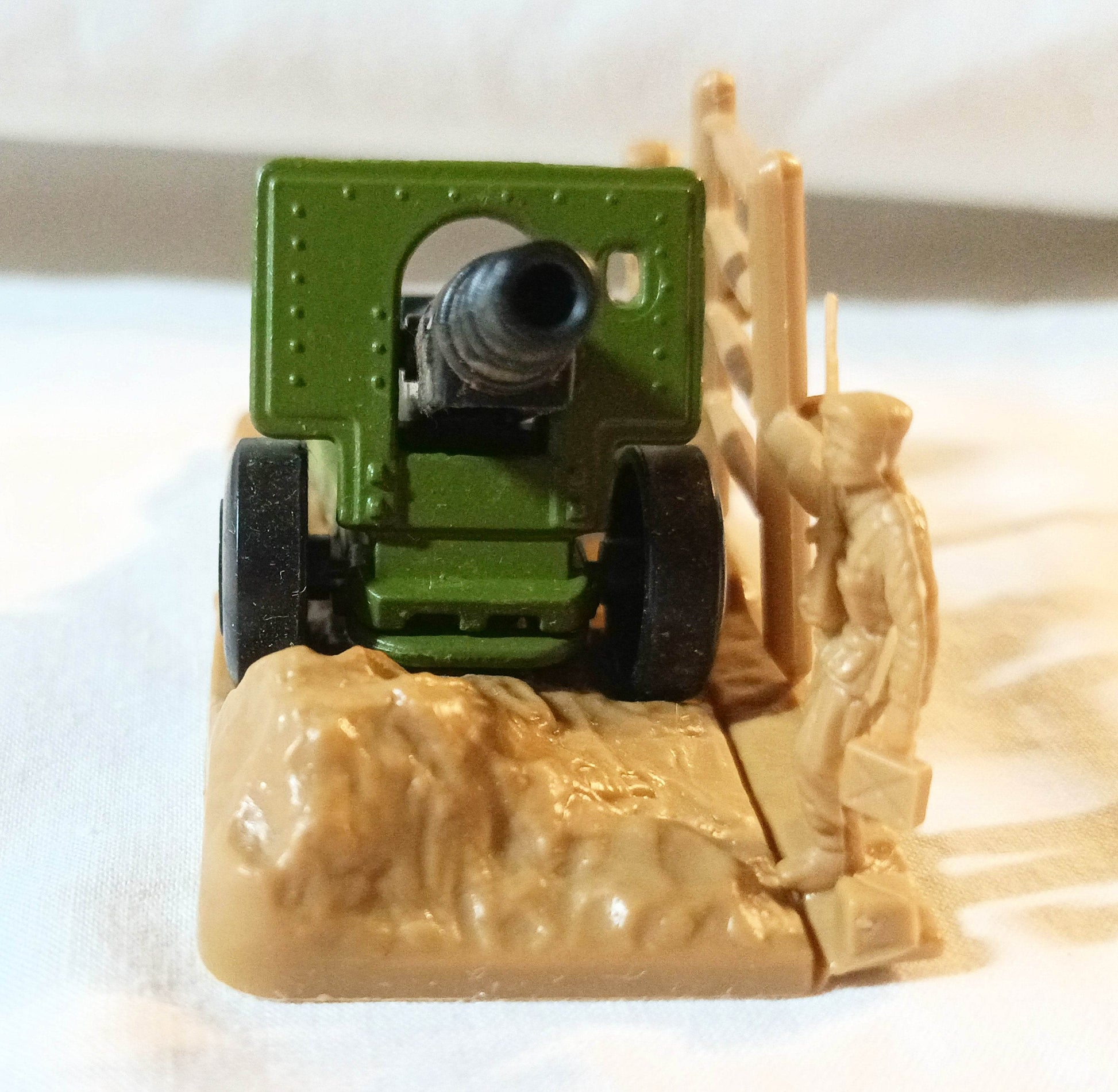 Lesney Matchbox 32 Field Gun w/Soldiers Diorama England 1978 - TulipStuff