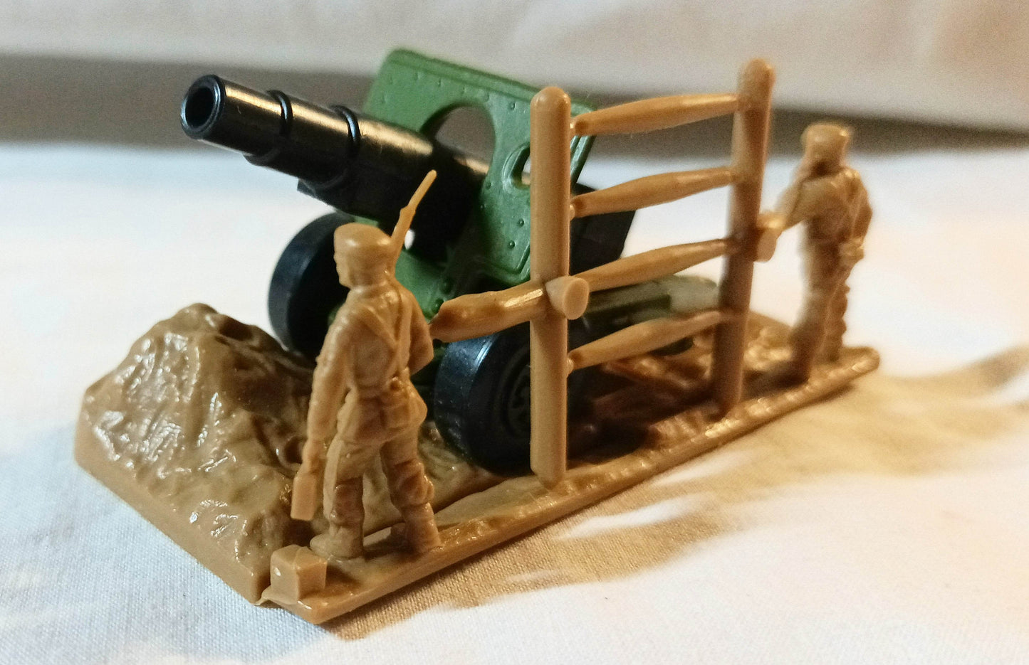 Lesney Matchbox 32 Field Gun w/Soldiers Diorama England 1978 - TulipStuff