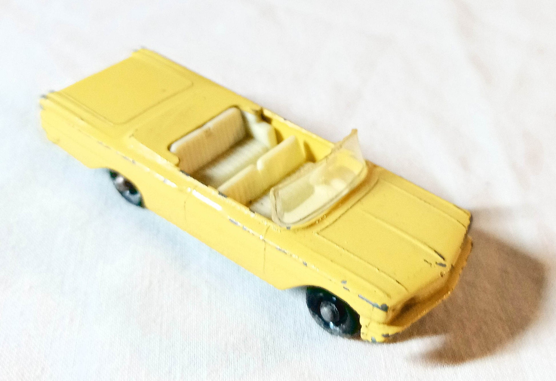 Lesney Matchbox 39 Pontiac Convertible Yellow England 1962 - TulipStuff