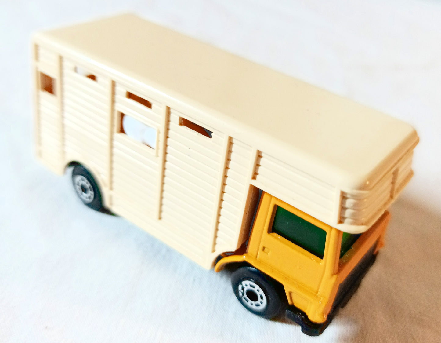 Lesney Matchbox #40 Bedford Horse Box Truck with 2 Horses England 1978 - TulipStuff