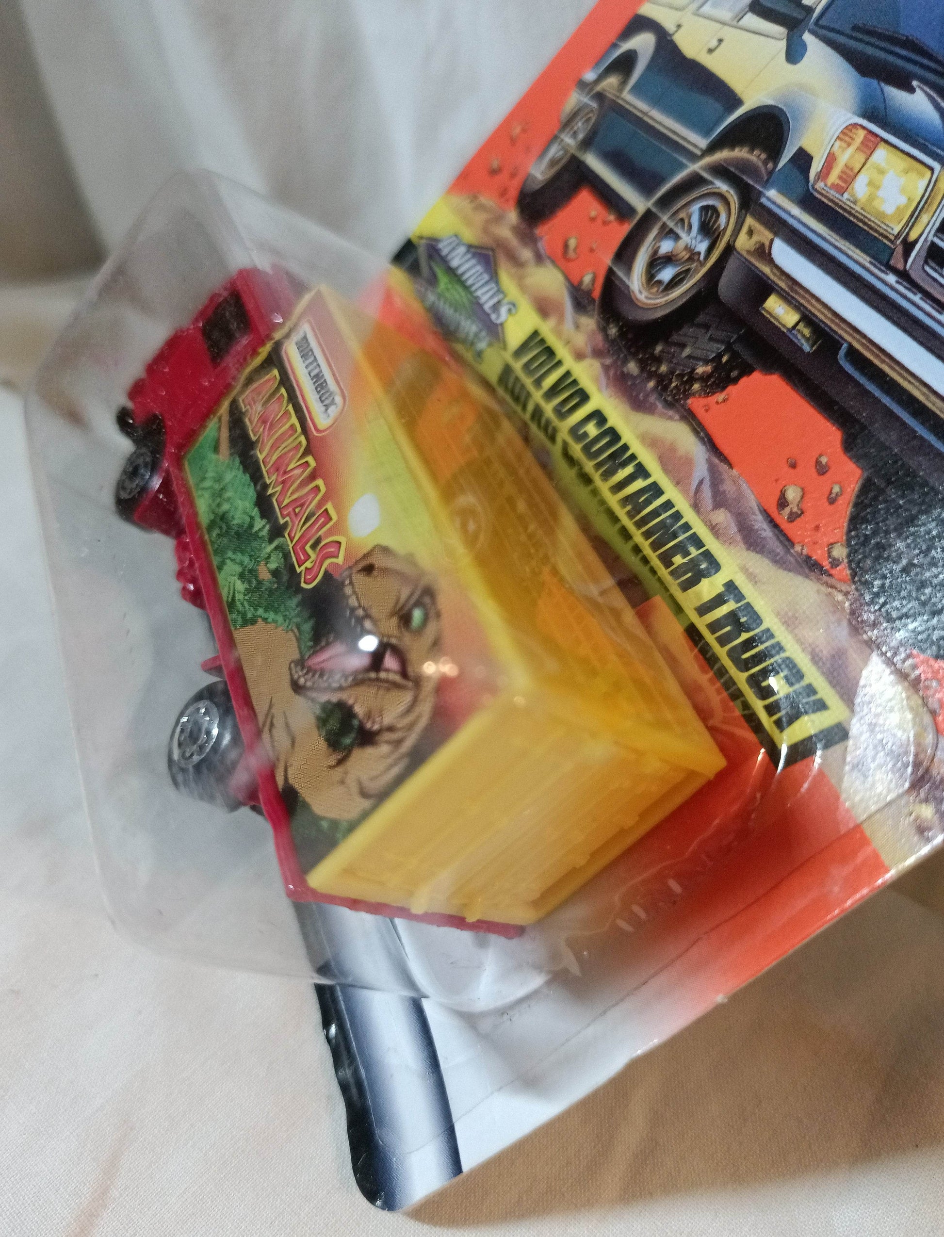 Matchbox #44 Volvo Container Truck Animals Dinosaurs 1998 - TulipStuff