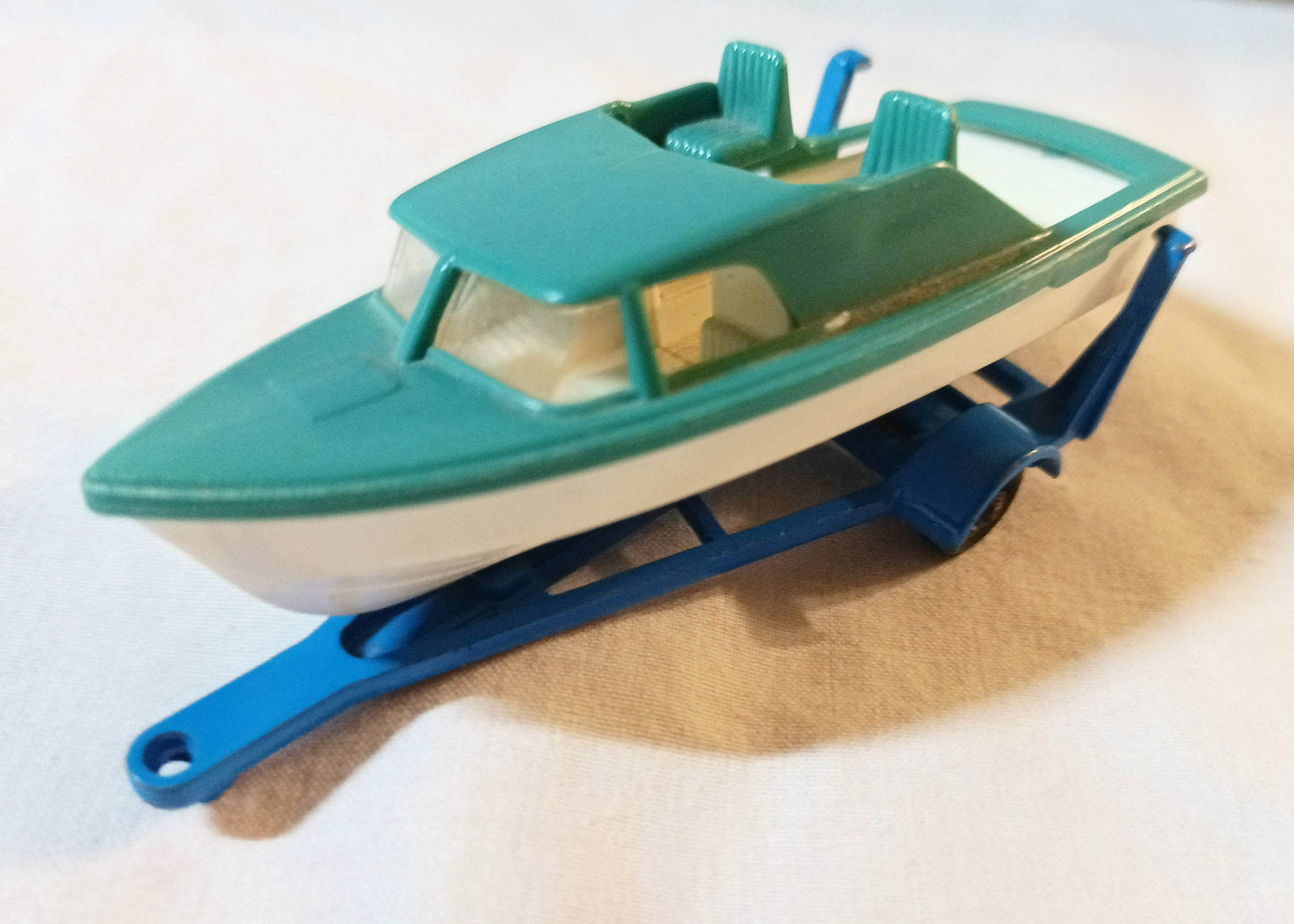 Lesney Matchbox no. 9 Boat and Trailer Cabin Cruiser 1966 Made in England - TulipStuff