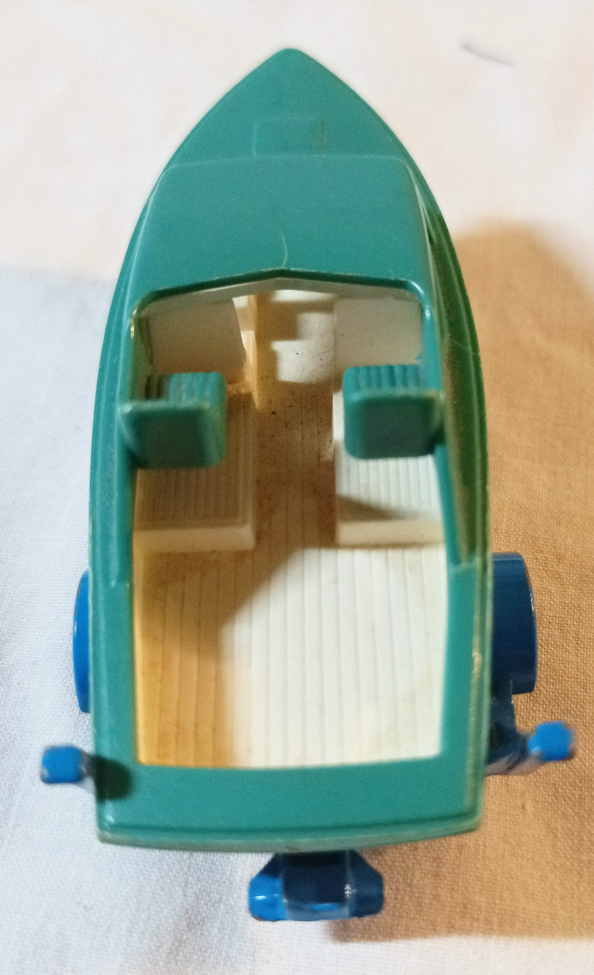 Lesney Matchbox no. 9 Boat and Trailer Cabin Cruiser 1966 Made in England - TulipStuff