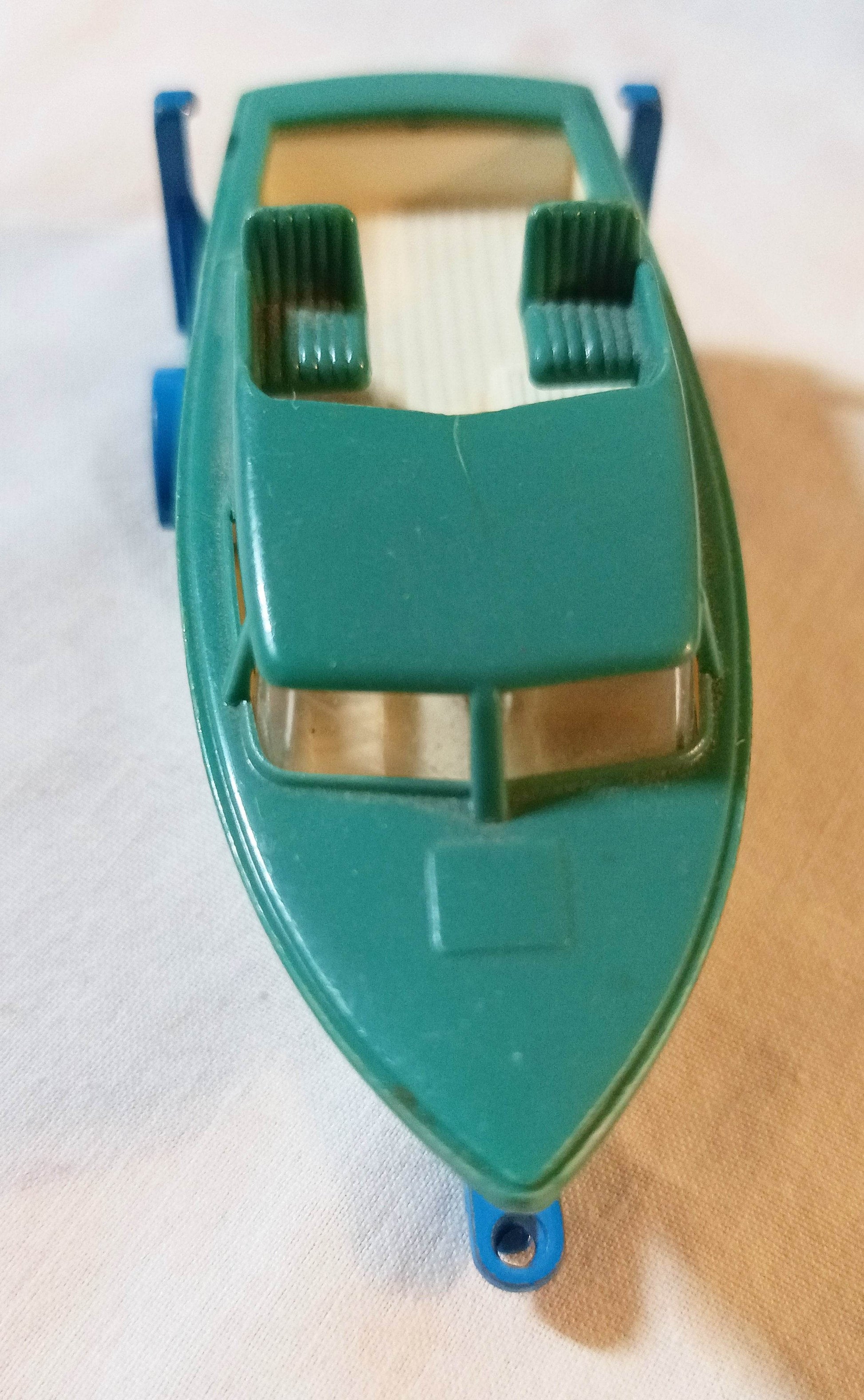 Lesney Matchbox no. 9 Boat and Trailer Cabin Cruiser 1966 Made in England - TulipStuff
