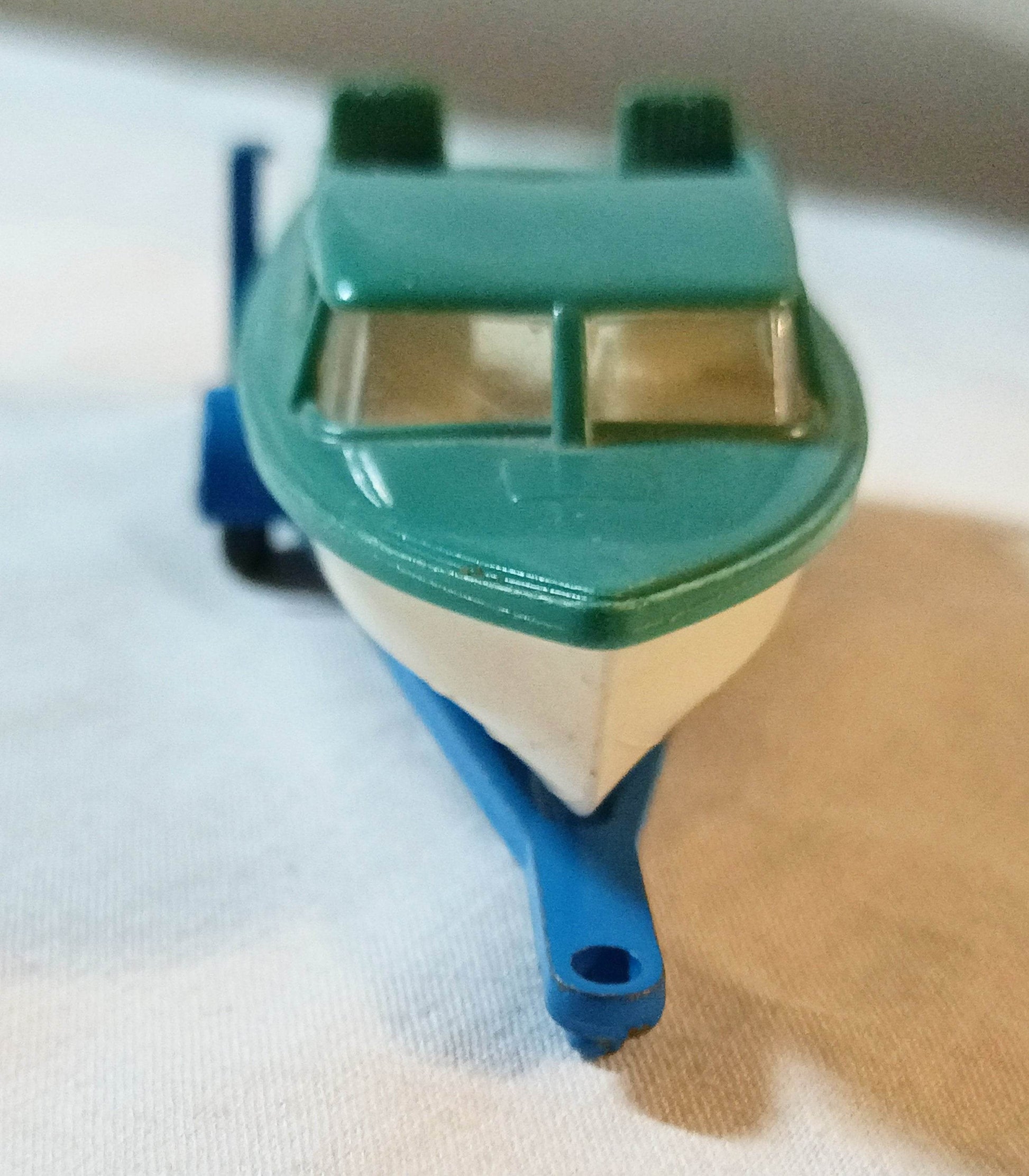 Lesney Matchbox no. 9 Boat and Trailer Cabin Cruiser 1966 Made in England - TulipStuff