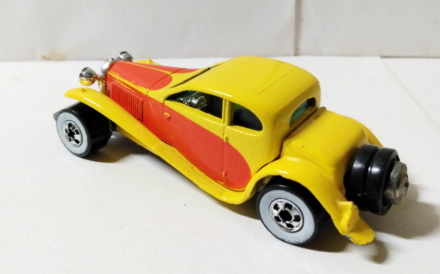 Hot Wheels #2526 '37 Bugatti yellow ww 1986 - TulipStuff