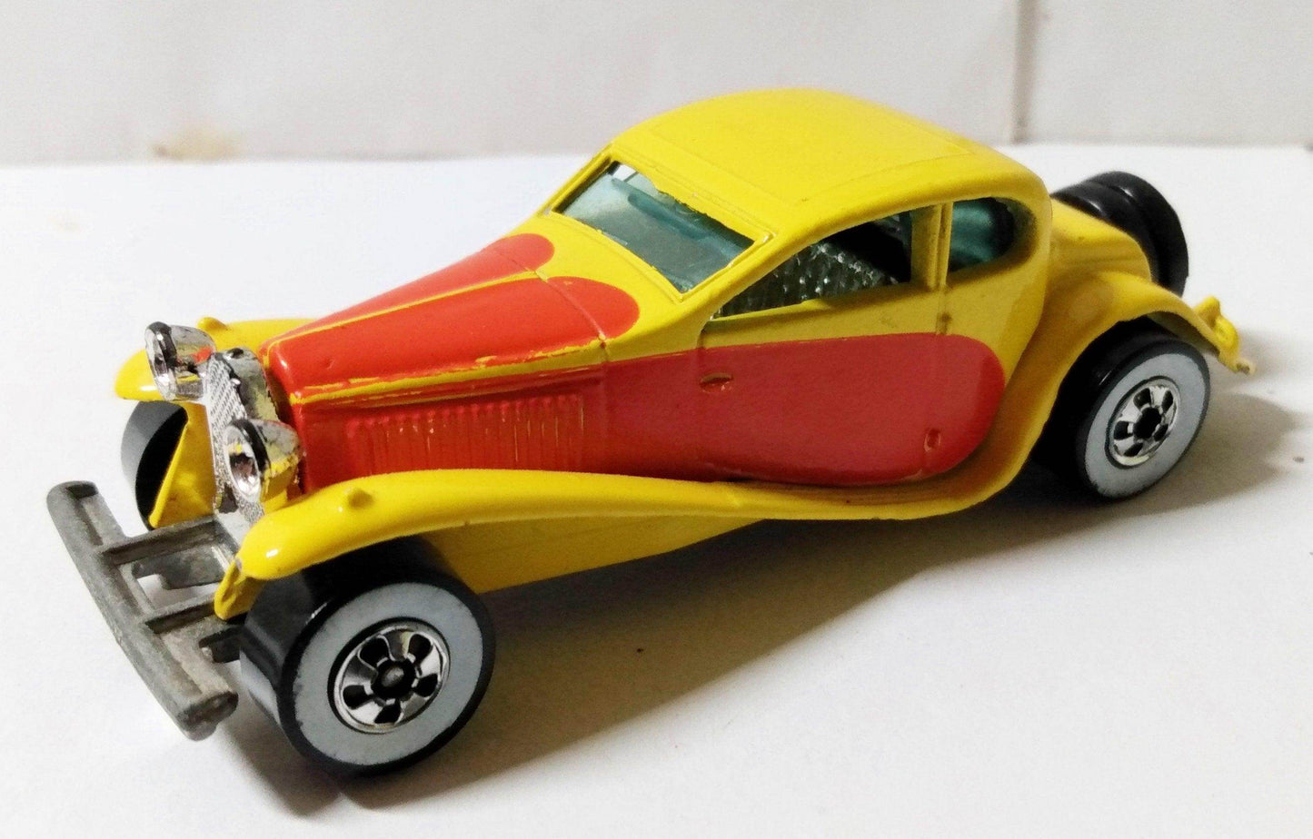 Hot Wheels #2526 '37 Bugatti yellow ww 1986 - TulipStuff
