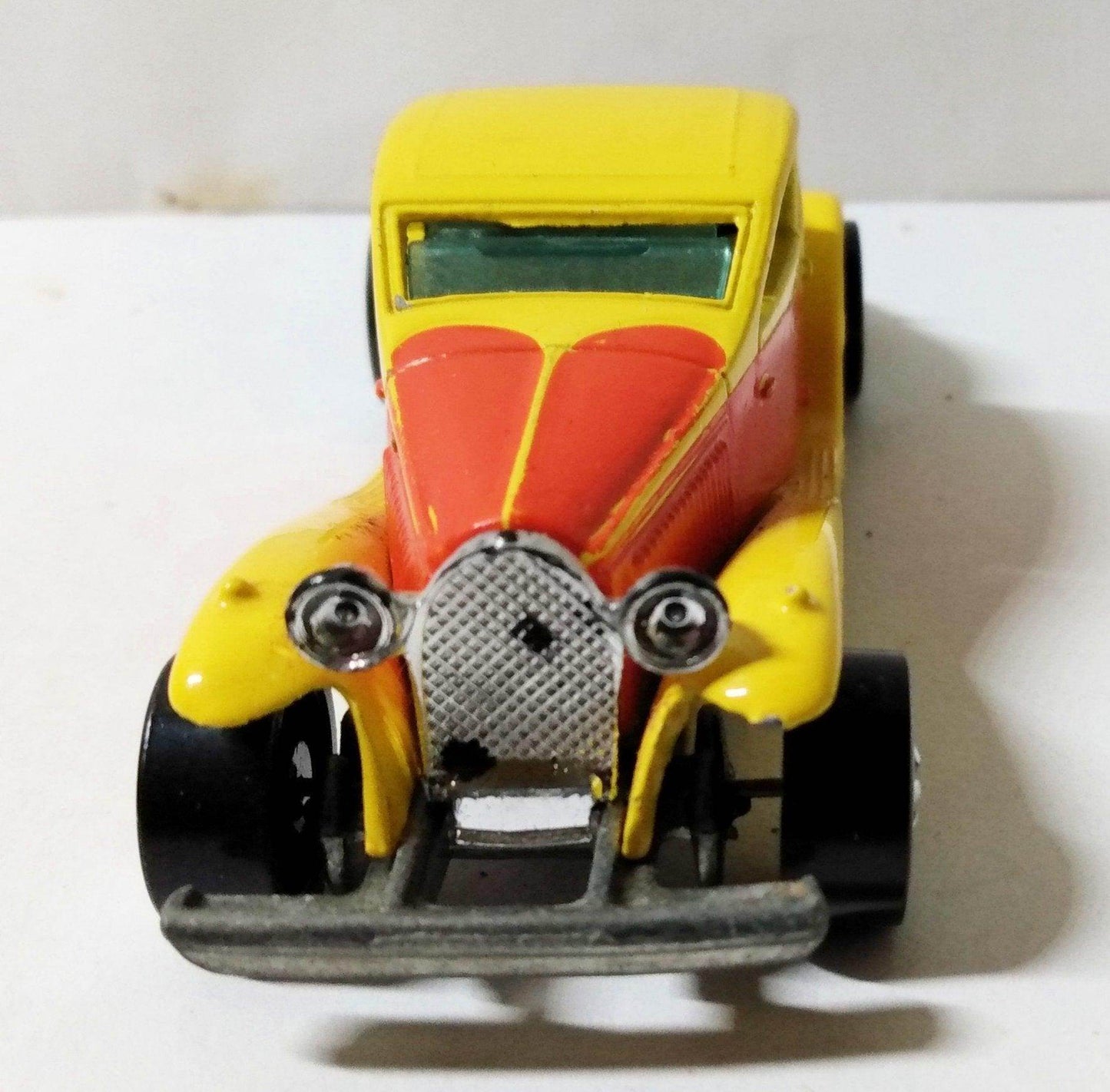 Hot Wheels #2526 '37 Bugatti yellow ww 1986 - TulipStuff